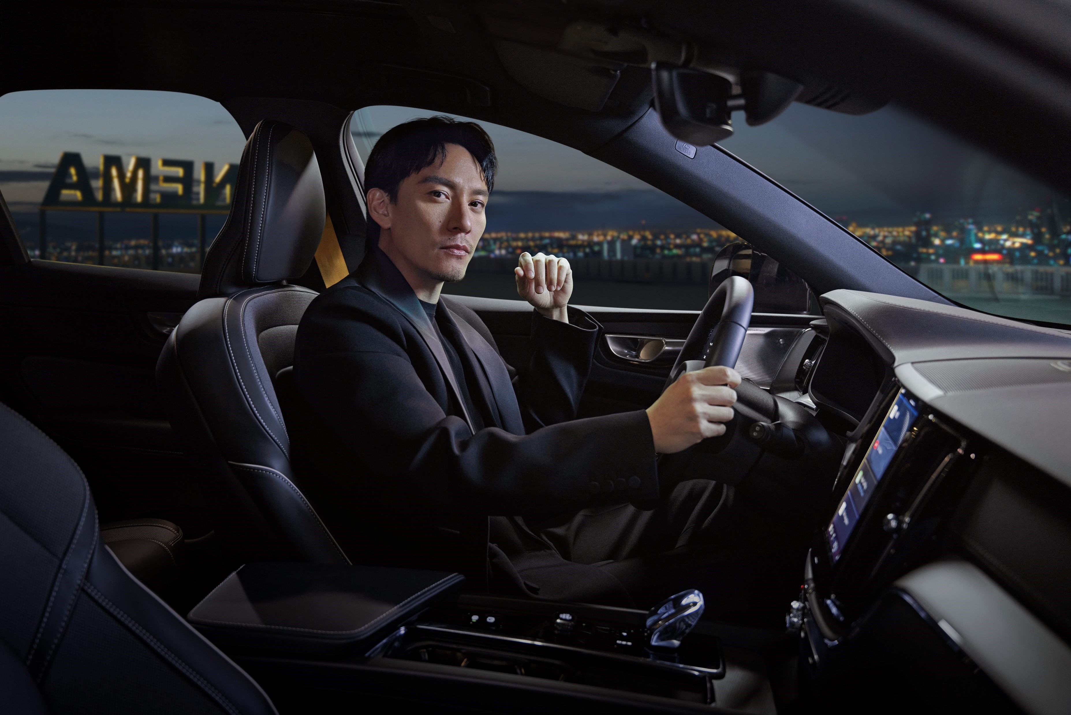 喜愛享受在駕駛座的操駕感，駕駛技術一般般的張震，曾因無經驗在雪地開車導致頻頻打滑，自己嚇個半死。（國際富豪汽車 提供）