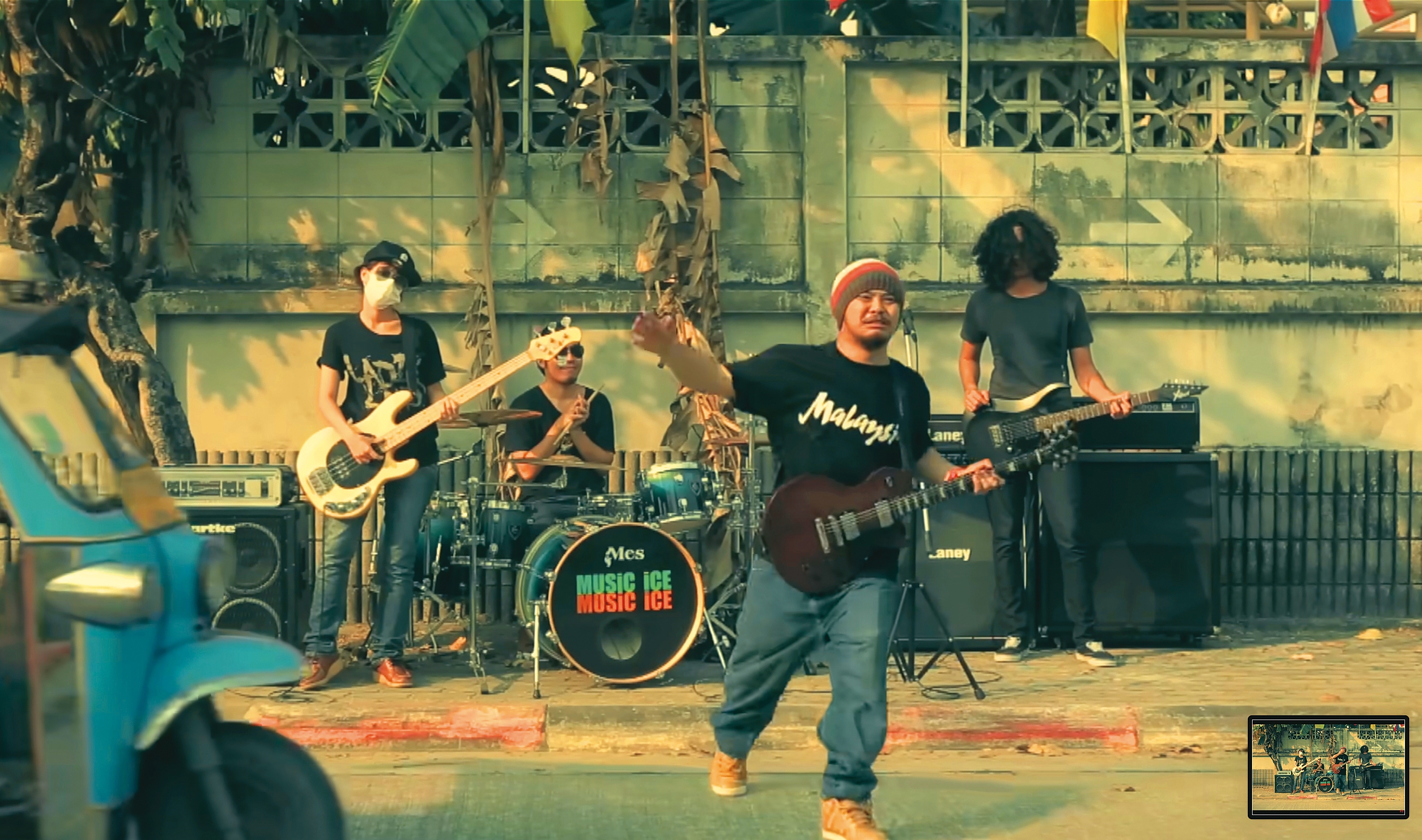 黃明志和友人到泰國的行程是「不能說的祕密」，而他也從此激發靈感，寫了一首〈泰國情哥〉。（翻攝自〈泰國情哥〉MV）