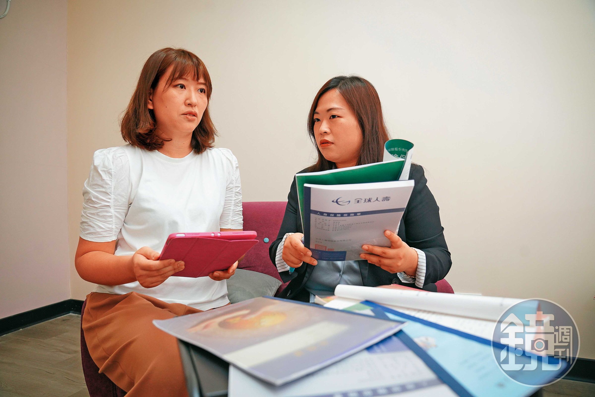 Sharon（左）全家有28張保單，她與壽險顧問Patty（右）討論如何再刪減保單、省下保費。