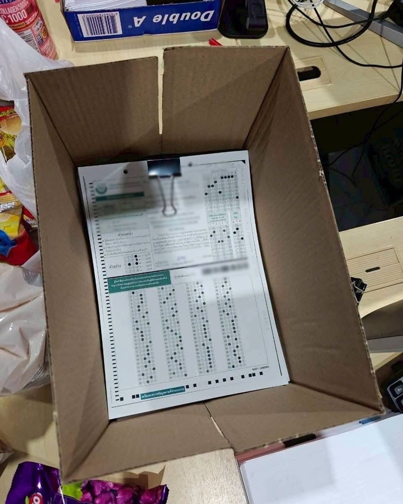 搜索過程中,警方查扣18套電腦設備、大量電子儲存裝置,以及約3,000名考生的答案卡副本。(翻攝自hilight.kapook.com)