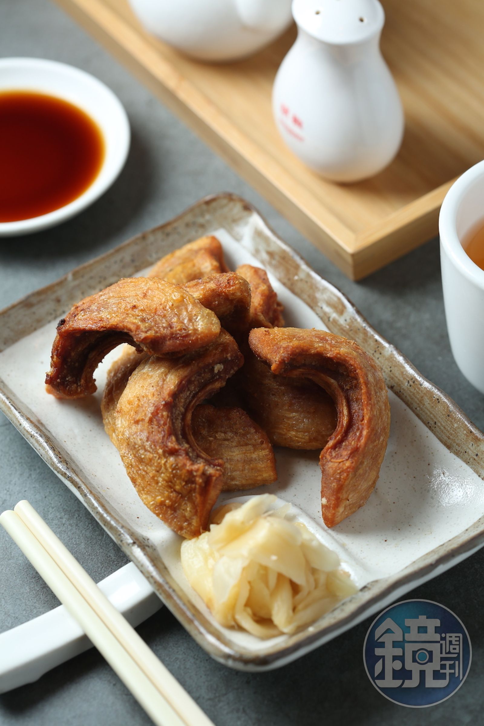 「紅毛港海鮮餐廳」的椒鹽野生烏魚肫，用手撕著吃最為過癮，烏魚肫鹹香潤口，撕開時還有魚汁滲出，相當美味。(鏡週刊 陳卓邦攝)