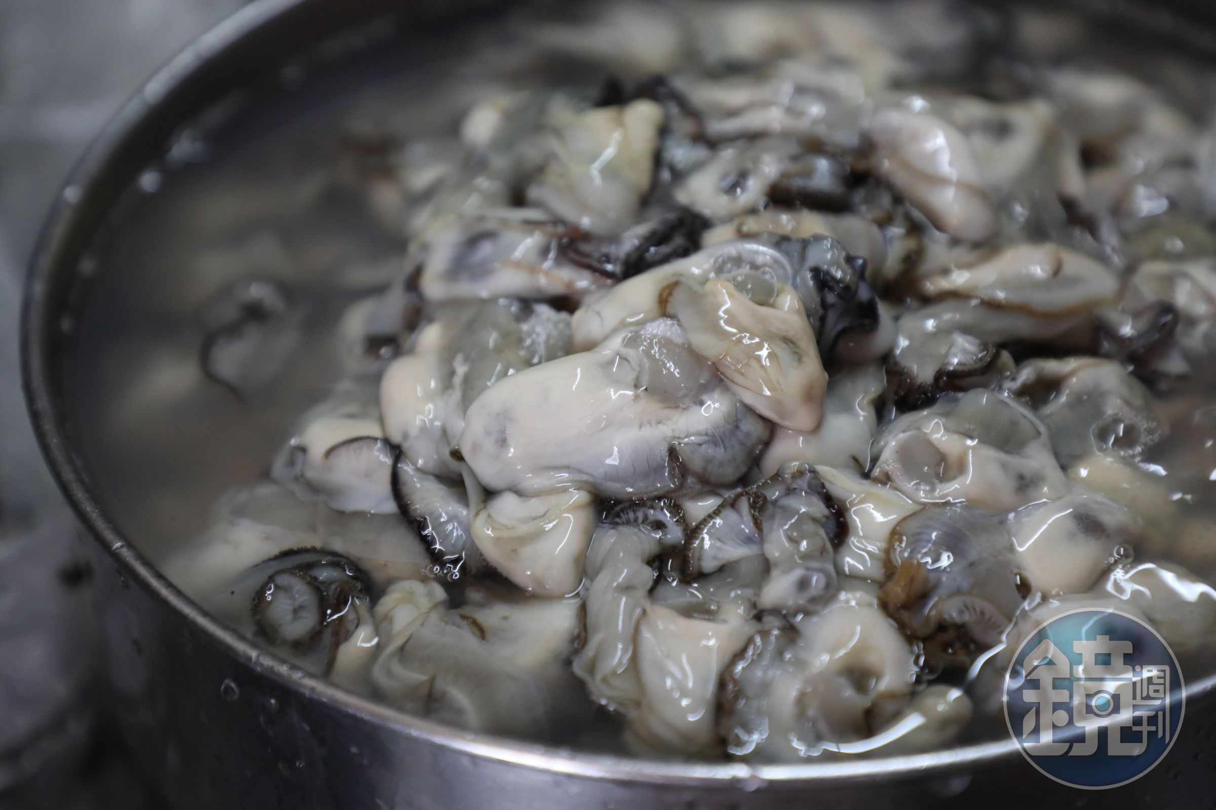 深丘的湯頭是以柴魚為基底，配料則使用嘉義東石與布袋的大顆鮮蚵。（何宗昇攝）