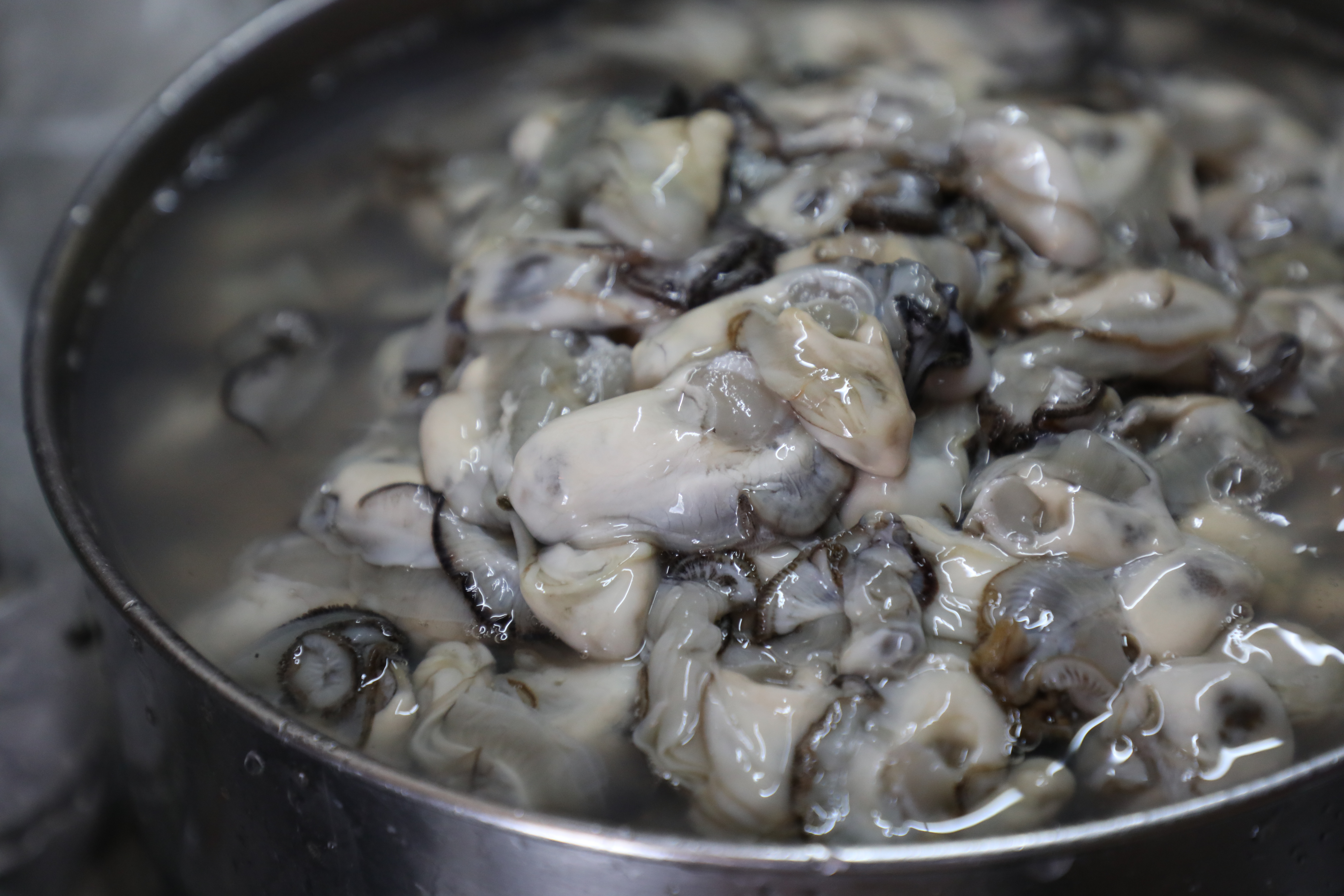 深丘的湯頭是以柴魚為基底，配料則使用嘉義東石與布袋的大顆鮮蚵。（何宗昇攝）