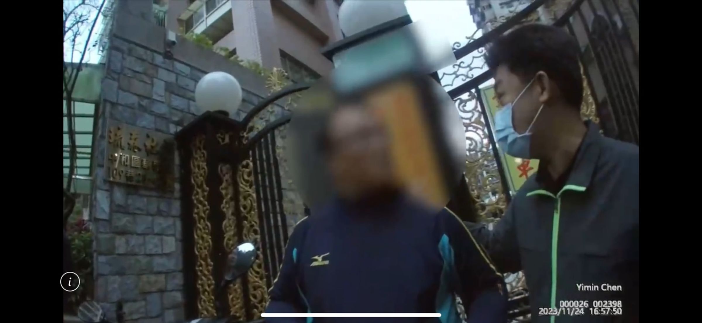 警方持搜索票至謝男住處將他逮捕，並起出部分贓款。（翻攝畫面）
