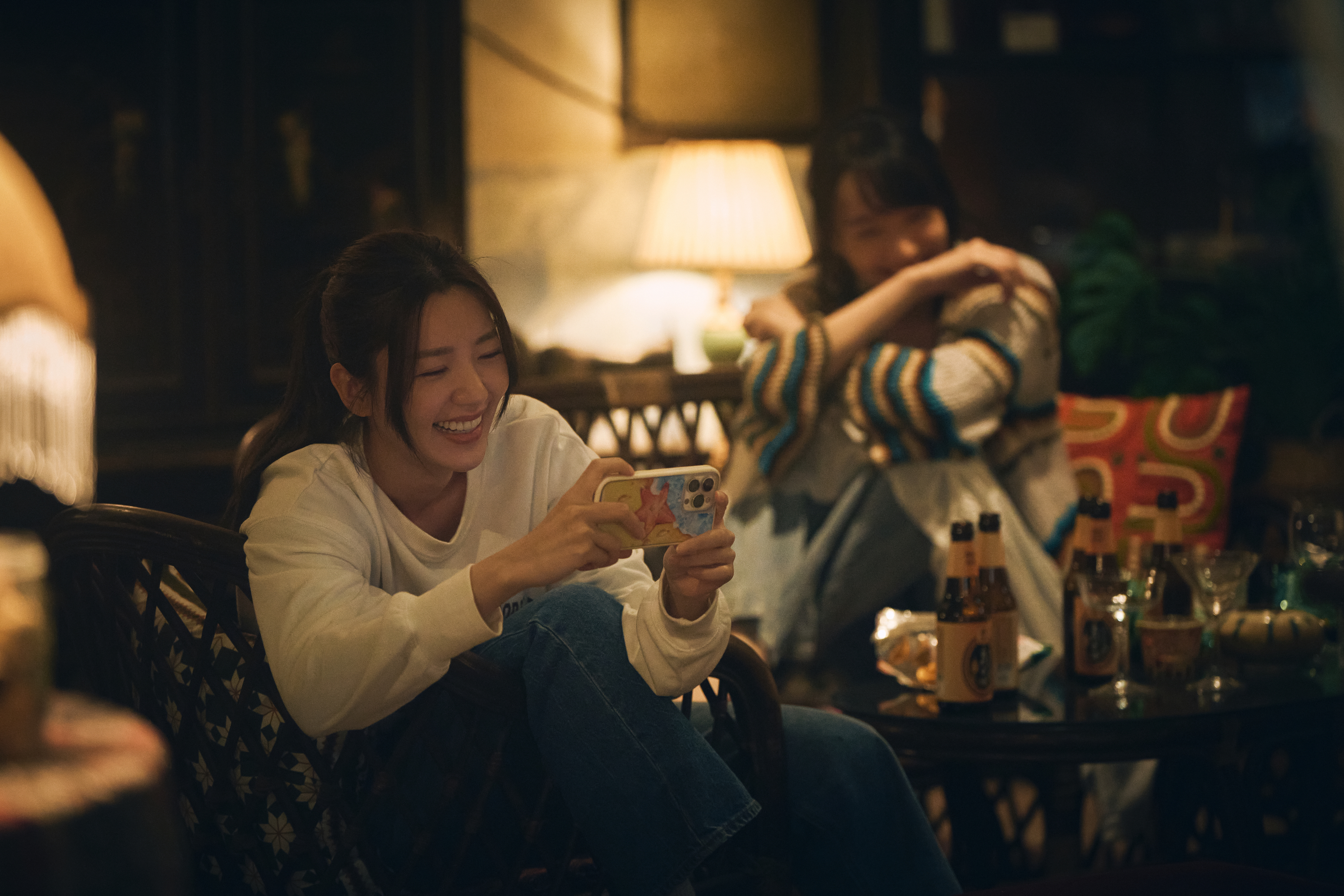 《不如海邊吹吹風》郭雪芙全程錄下陳柏霖酒醉犯傻。（大川大立提供）