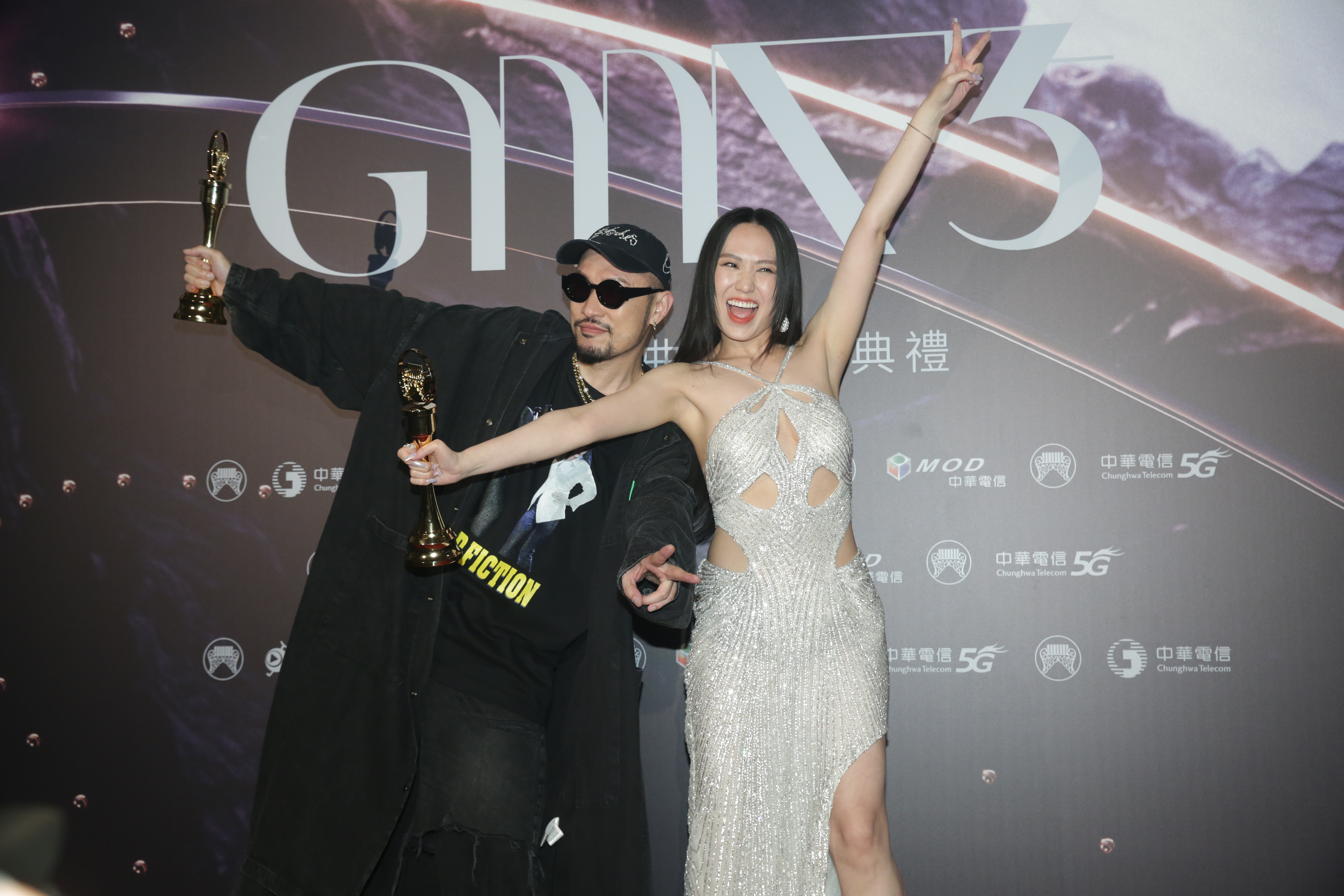 孫盛希成功封后，熱狗拿下歌王。