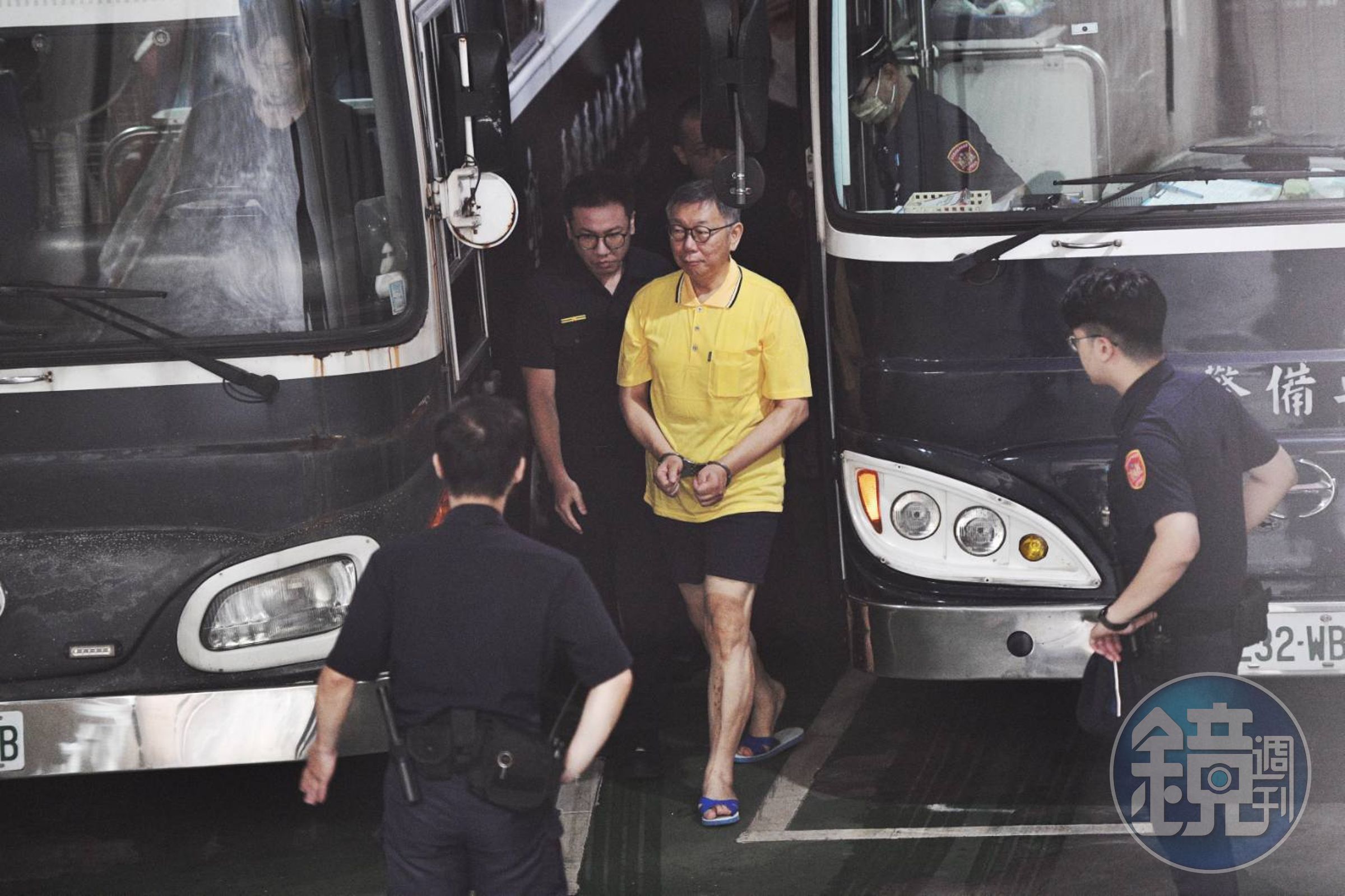 柯文哲今上午再度被提訊至北檢,現身時仍身穿黃色囚服與藍白拖。