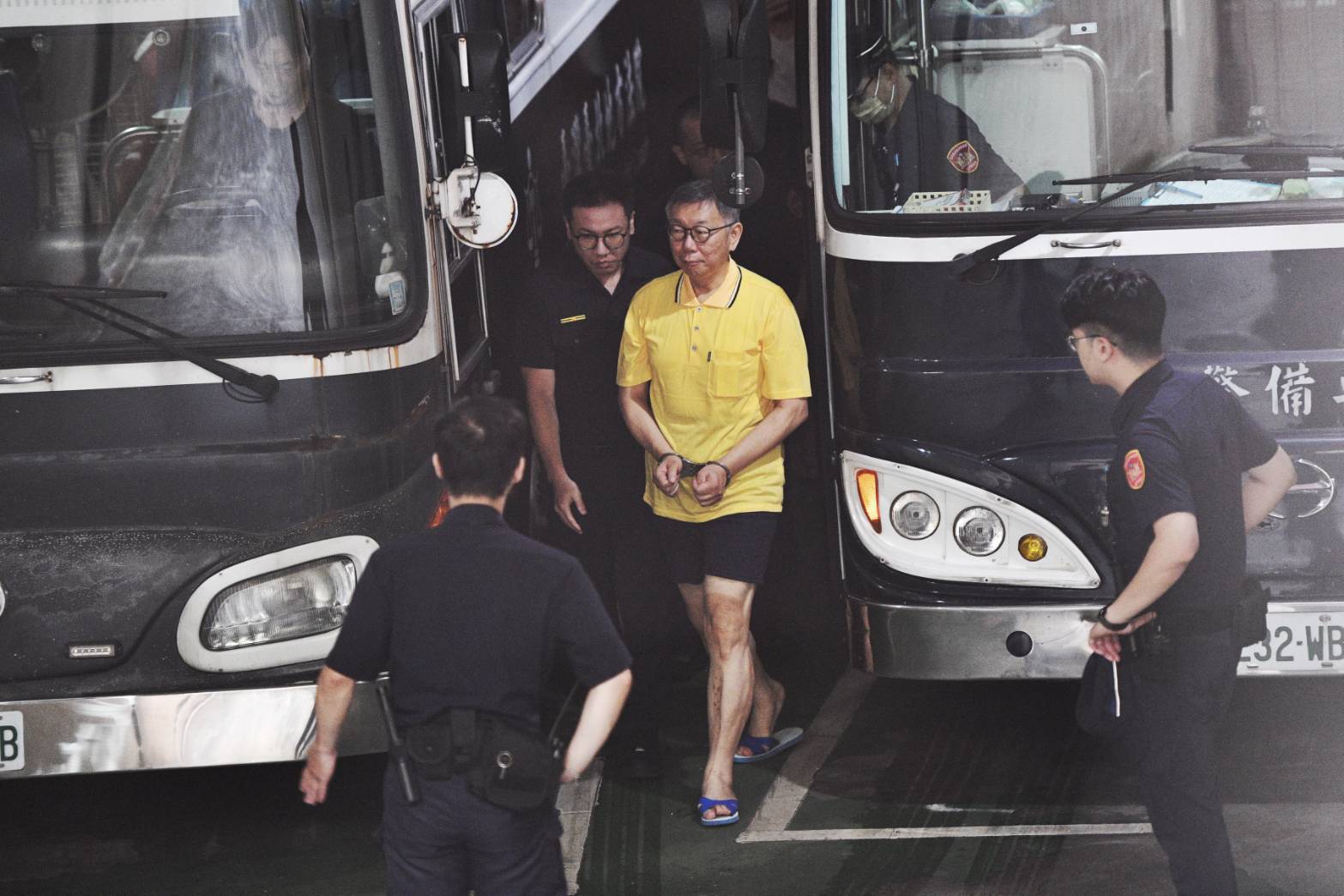 柯文哲今上午再度被提訊至北檢，現身時仍身穿黃色囚服與藍白拖。