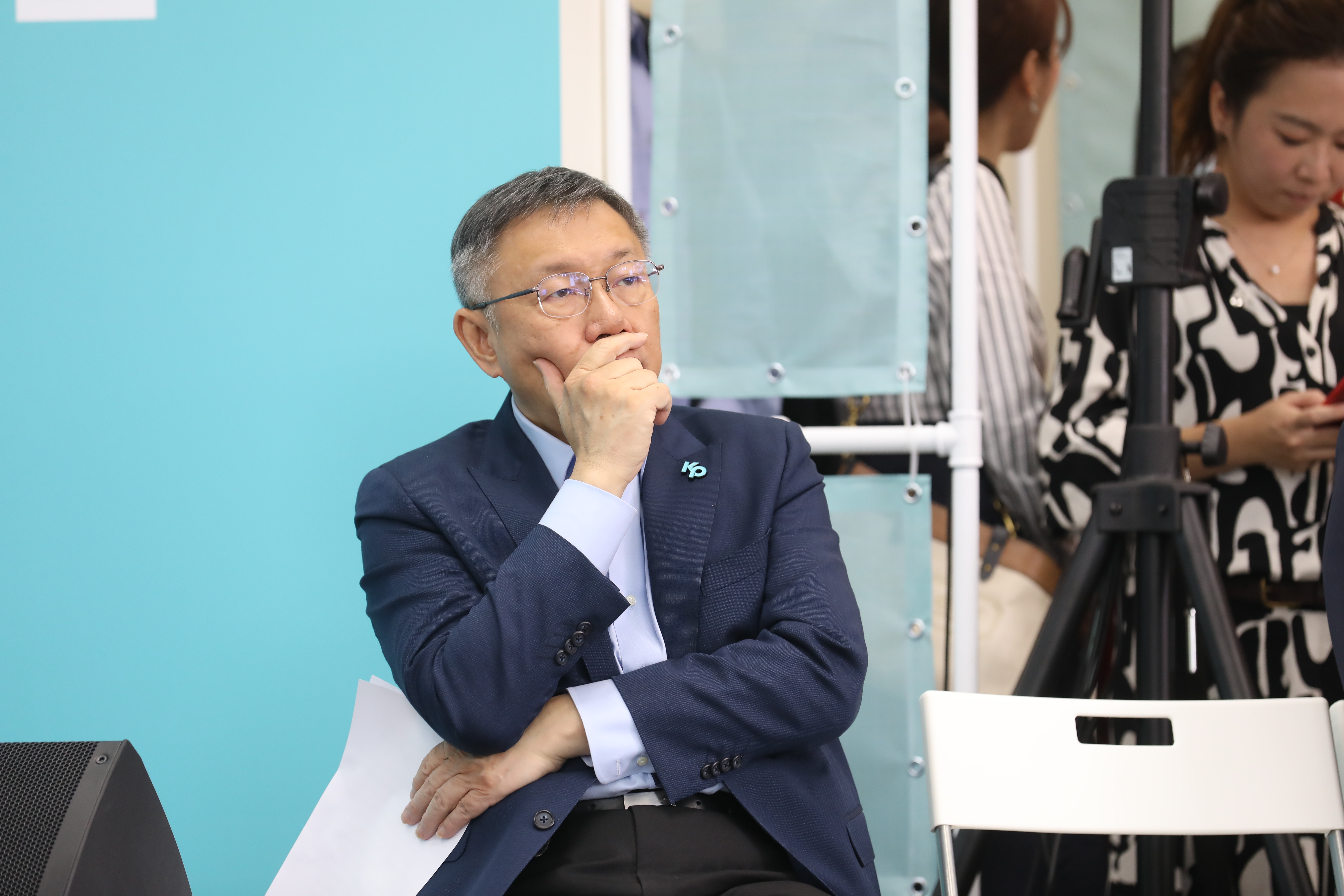 柯文哲今公布不分區立委名單，他透露自己曾問郭台銘有無推薦的不分區立委人選，但郭說不用了，因此作罷。