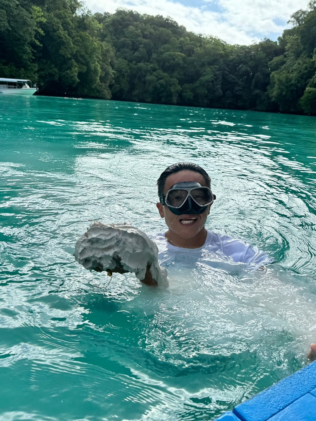 為了讓大家可以一起變美，導遊特地下潛撈出許多厚實的灰白火山泥讓大家體驗天然護膚。