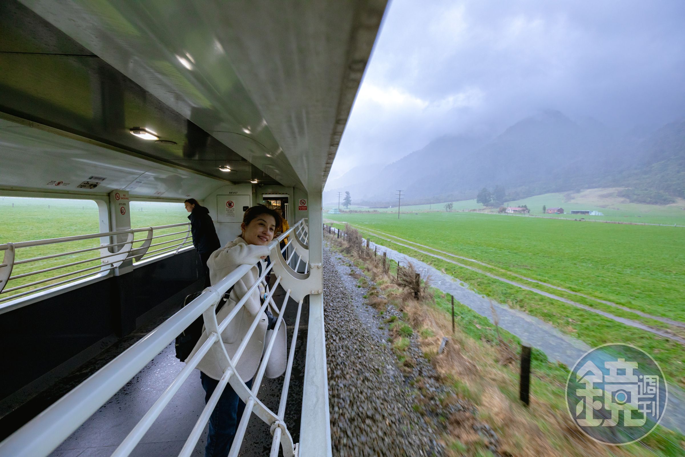 列車後頭掛著1節半開放式的景觀車廂,能在此吹吹風、看風景。