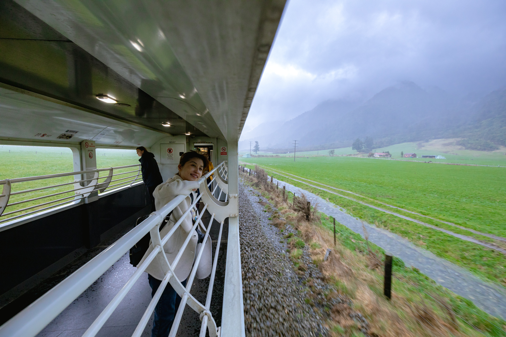 列車後頭掛著1節半開放式的景觀車廂，能在此吹吹風、看風景。