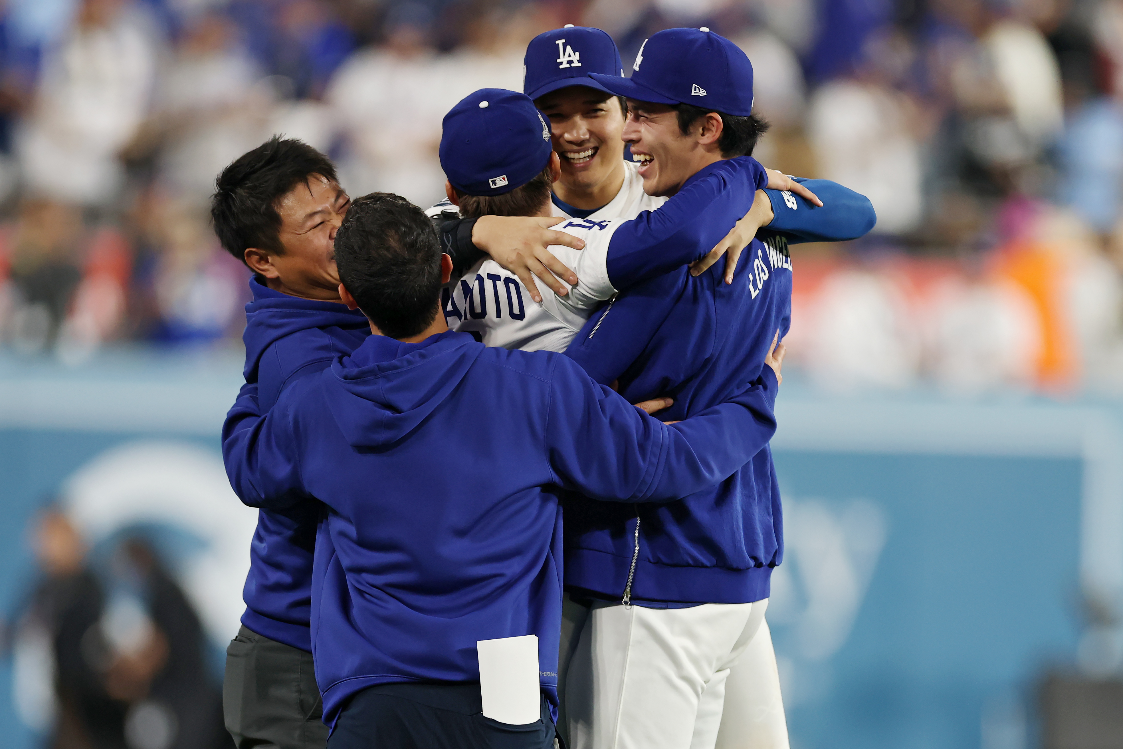賽後大谷翔平(右2)、佐佐木朗希(右1)與山本由伸(中)開心擁抱。(翻攝X@MLB)