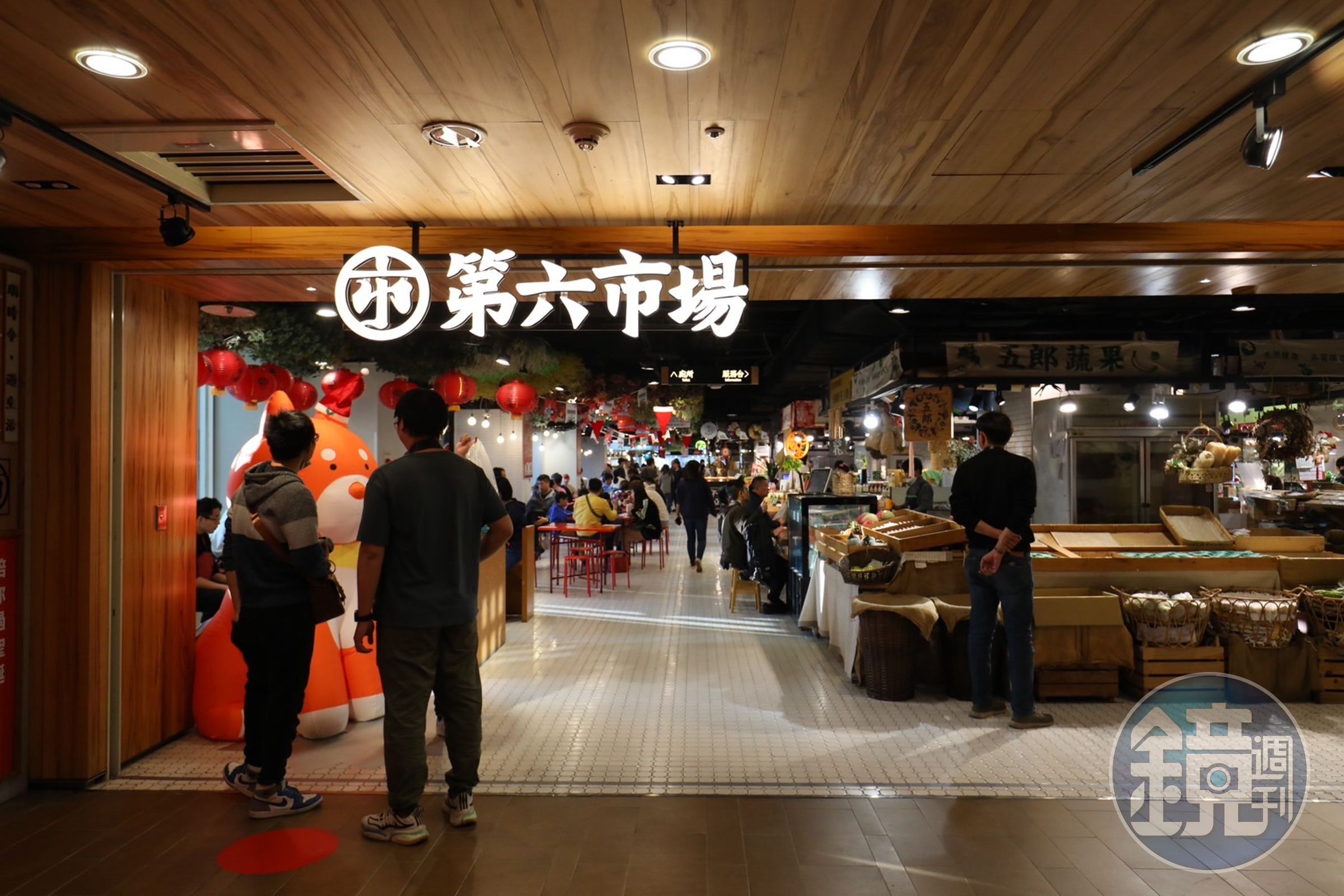 台中的「第六市場」是台灣第一個設立於百貨內的傳統市場，整體設計與氛圍都相當年輕時尚。