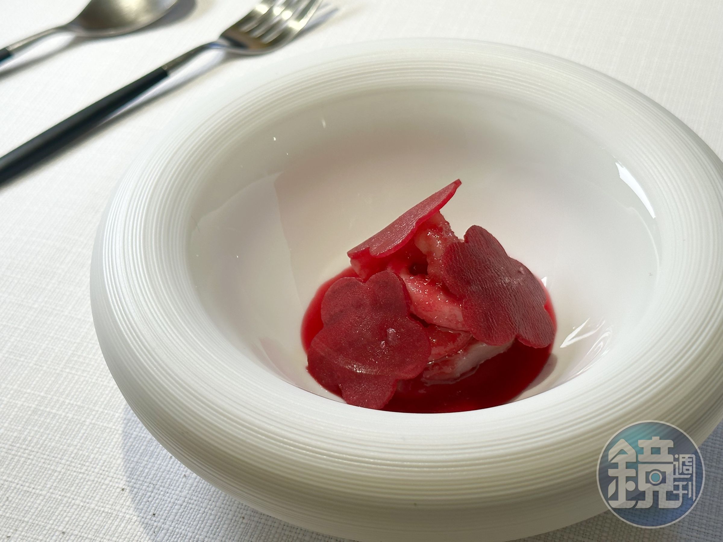 「煙燻鰹魚」燻香味濃重,魚肉細嫩又有口感,發酵蘿蔔片可解膩。(4,280元套餐菜色)