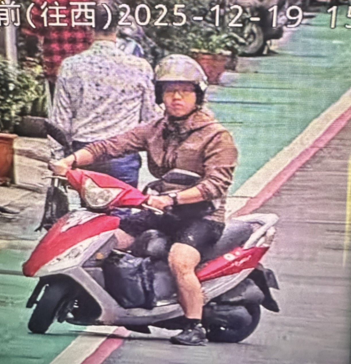 張文數度縱火、變裝。（翻攝畫面）