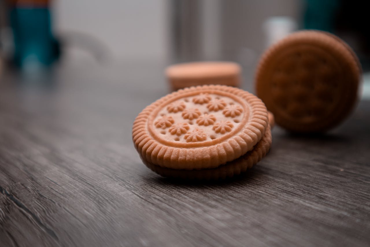 研究指出食物不論乾濕掉在地上都會被汙染，專家建議都不要再吃。（示意圖，Pexels）