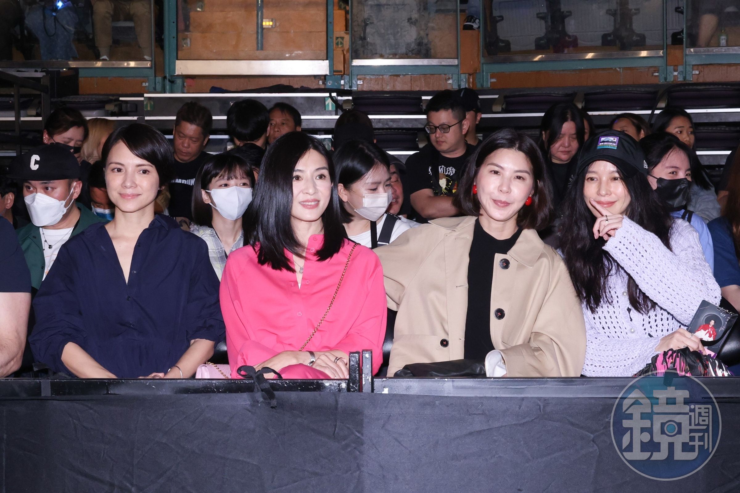 好姊妹李心潔(左起)、楊采妮及許茹芸也到場。