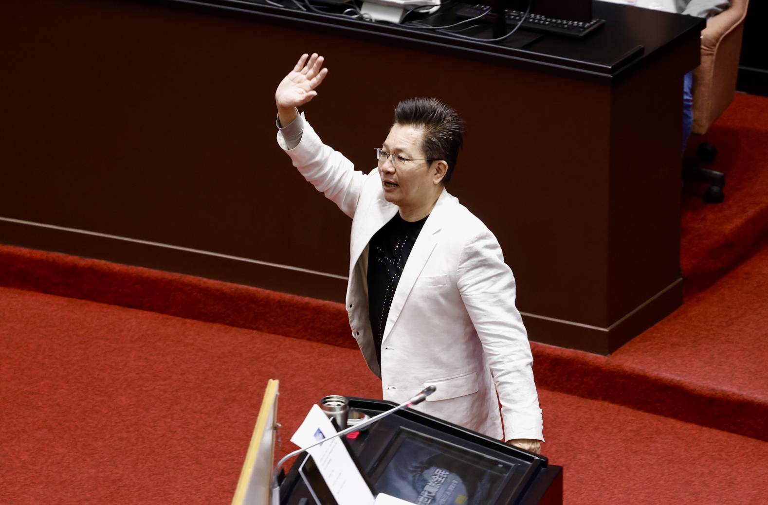 吳春城在立法院宣布請辭立委，若按照民眾黨不分區名單排序，接下來將由東吳大學政治系教授劉書彬遞補。