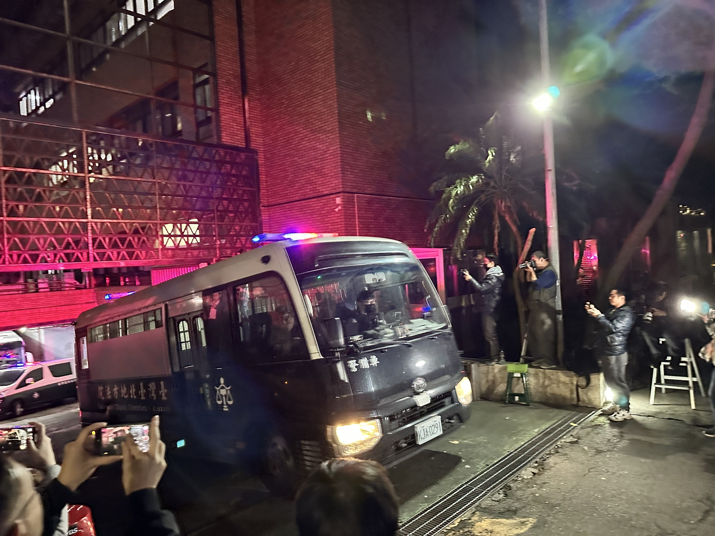 台北地院合議庭2日晚間裁定柯文哲羈押禁見，出動一輛中型警備車（圖）搭載柯文哲等3名男被告，一台小車搭載應曉薇，前往台北看守所。