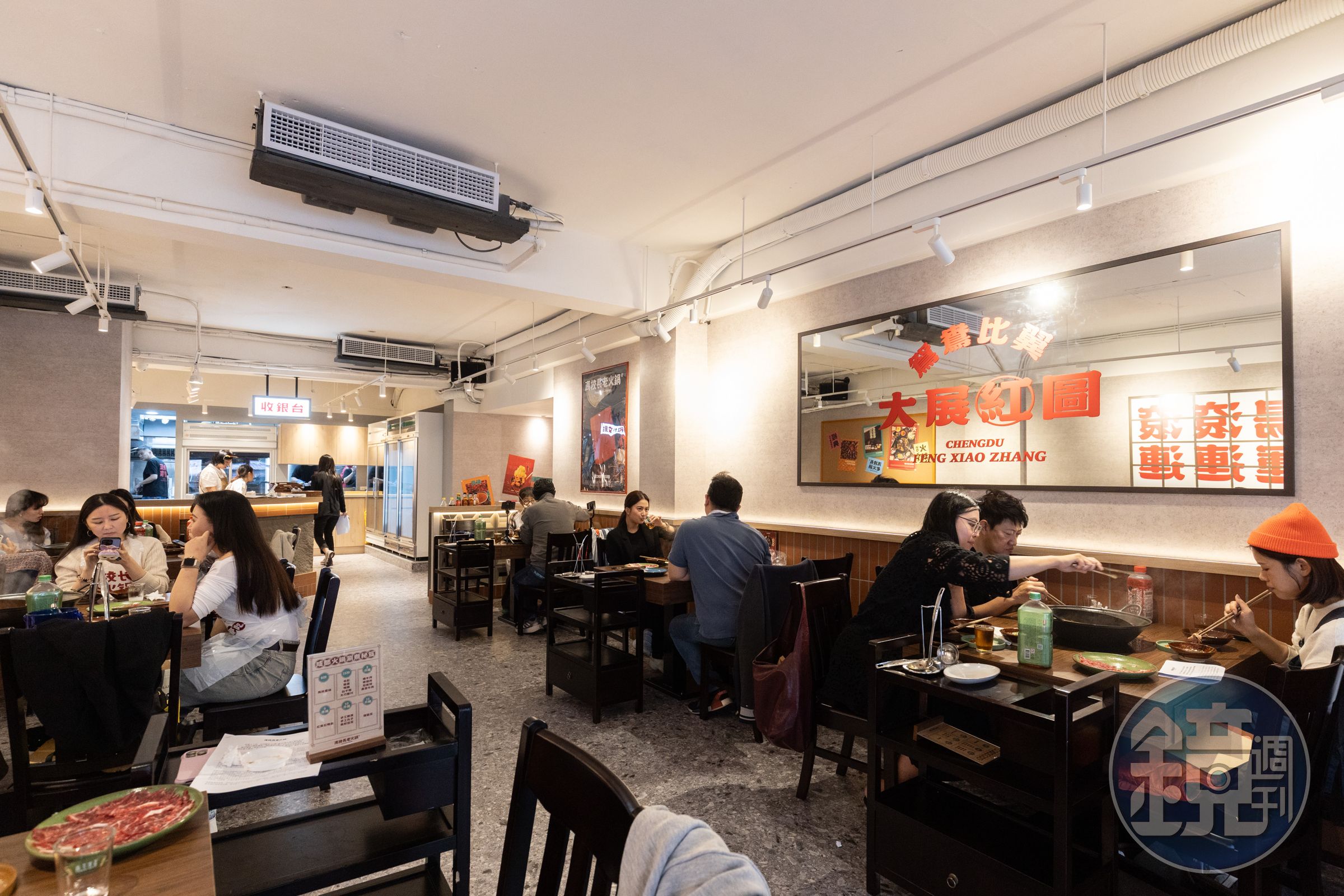 店內以校園風格結合復古元素，打造有年代感的懷舊空間。