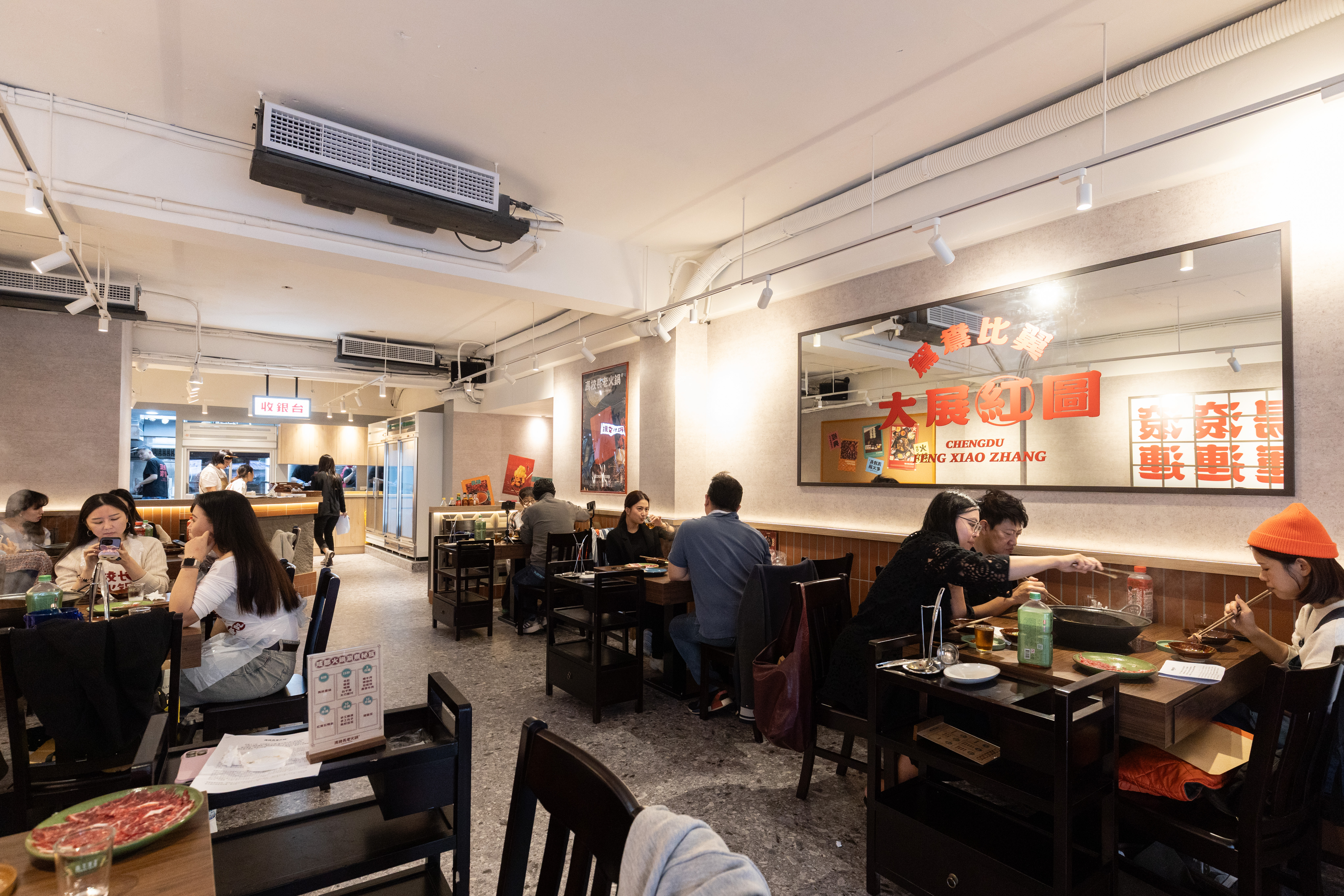 店內以校園風格結合復古元素，打造有年代感的懷舊空間。