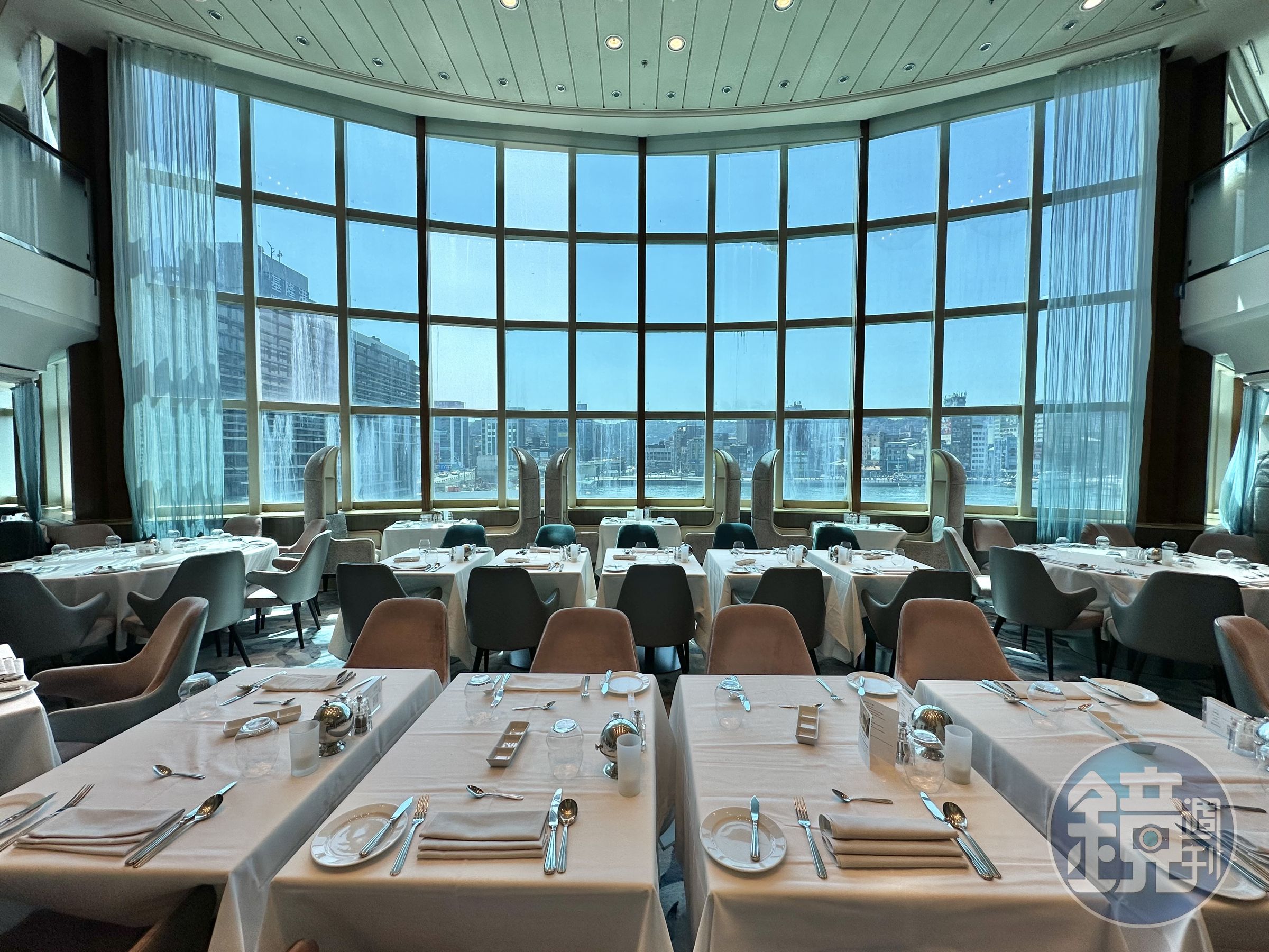 西餐廳「Metropolitan Restaurant」供應三餐,無須額外付費。