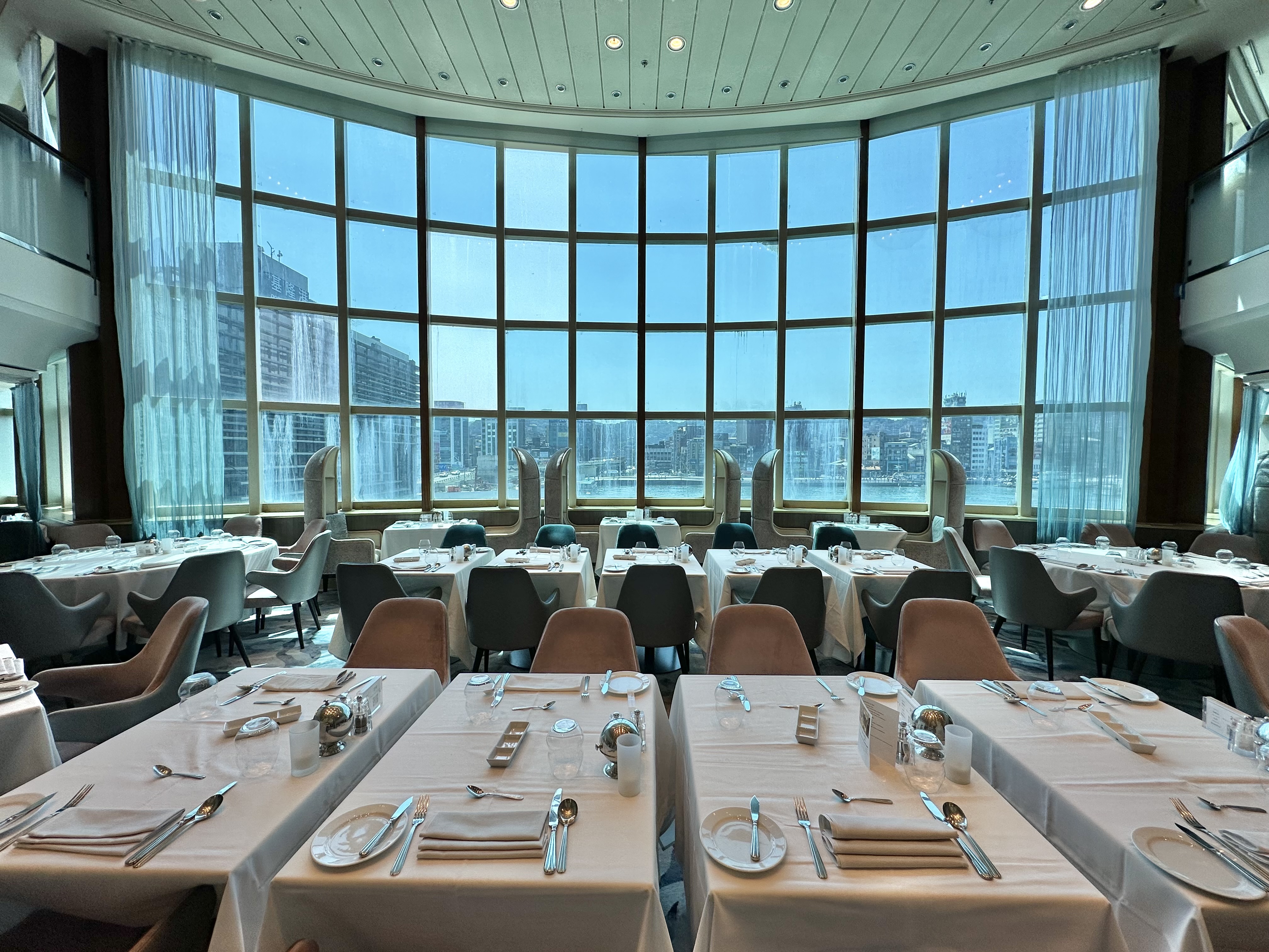 西餐廳「Metropolitan Restaurant」供應三餐，無須額外付費。