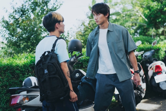 范少勳（右）扮演社工揭高壓真實日常。（ 冬候鳥電影、文策院提供）
