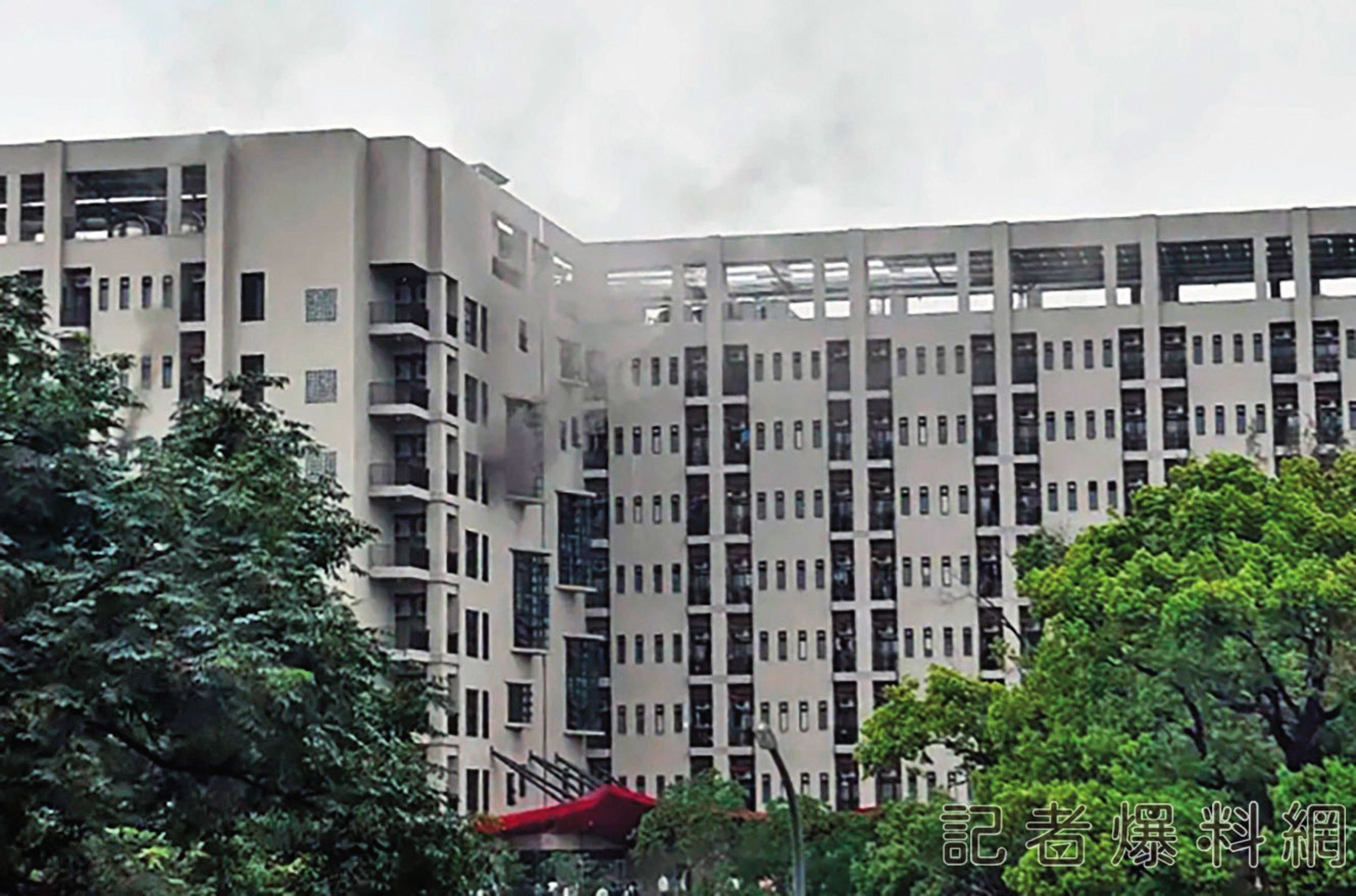 勤益科大學生宿舍曾因學生筆電沒拔插頭,引發火災,遭疑品質欠佳。(翻攝記者爆料網)