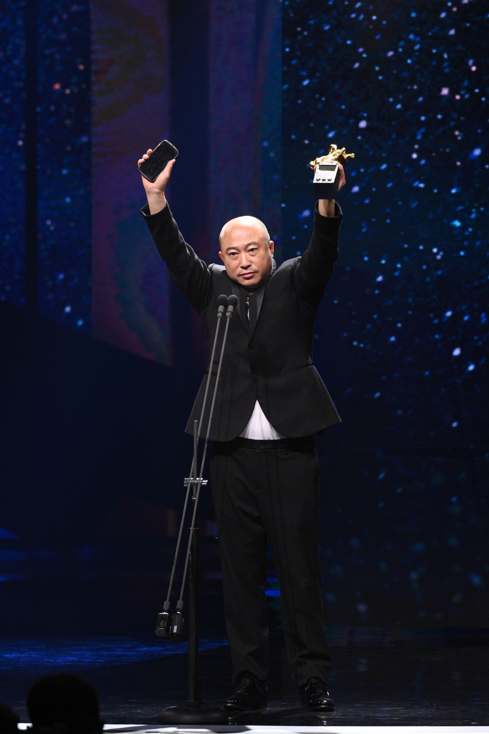 張志勇以《漂亮朋友》拿下金馬影帝,導演耿軍代為領獎。(金馬執委會提供)