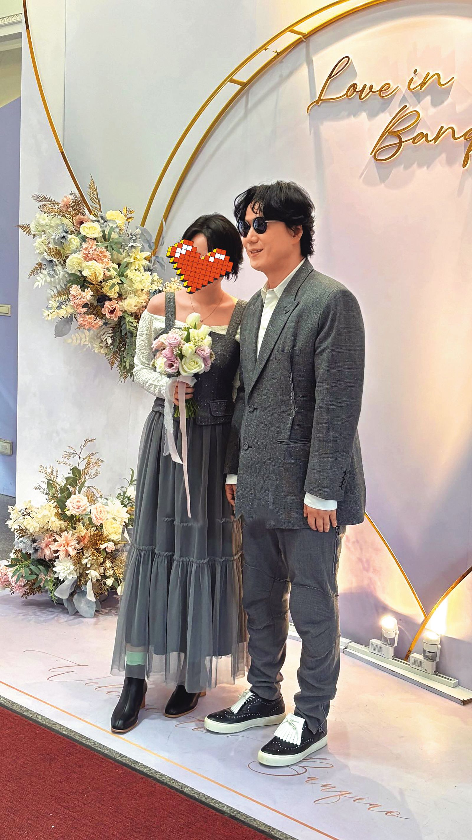 蕭煌奇（右）與Jenny（左）交往了一年多，選在今年1月8日登記結婚，婚宴則訂在明年。（翻攝自Some_creature2021 Threads)