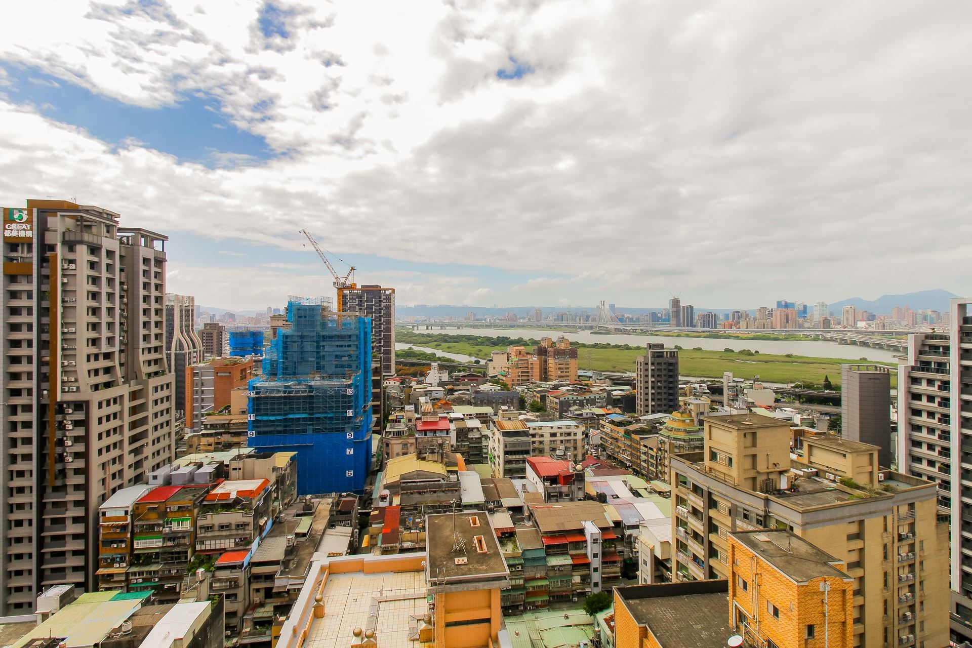 今年1-5月住宅使照量創下2006年有統計資料以來新高。永慶房屋推估未來一、二年仍是使照高峰，市場將迎來大量交屋潮。（房市示意圖）