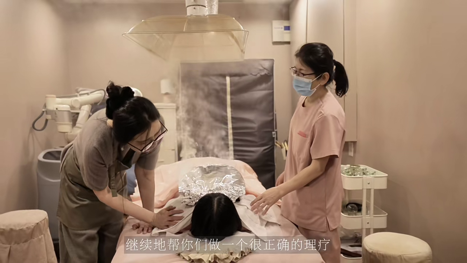 王祖賢親自為客人服務。（翻攝小紅書）