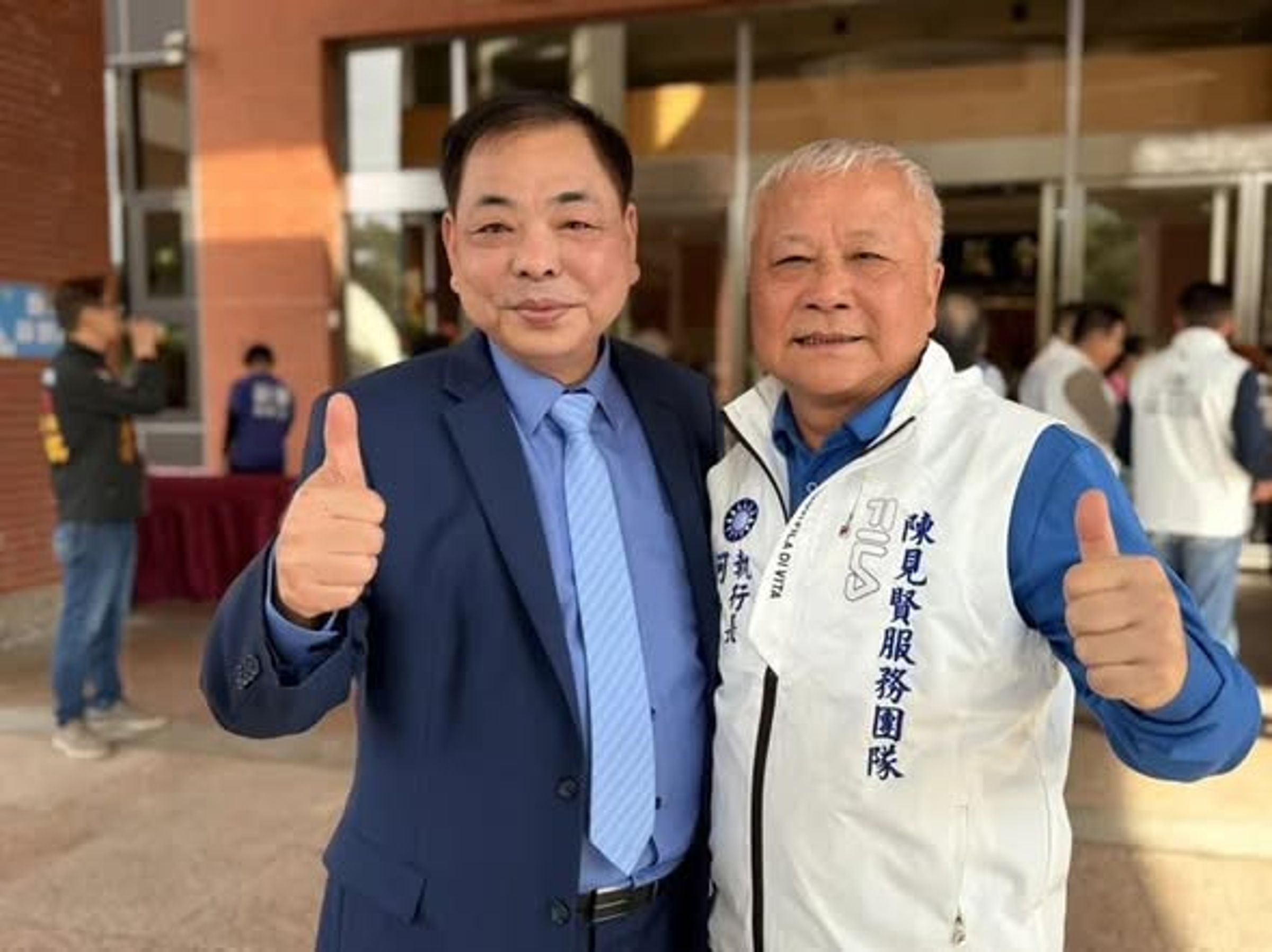 無黨籍的前竹北市長何淦銘(右)現在力挺陳見賢。(翻攝爆料公社)