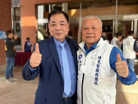 無黨籍的前竹北市長何淦銘(右)現在力挺陳見賢。(翻攝爆料公社)