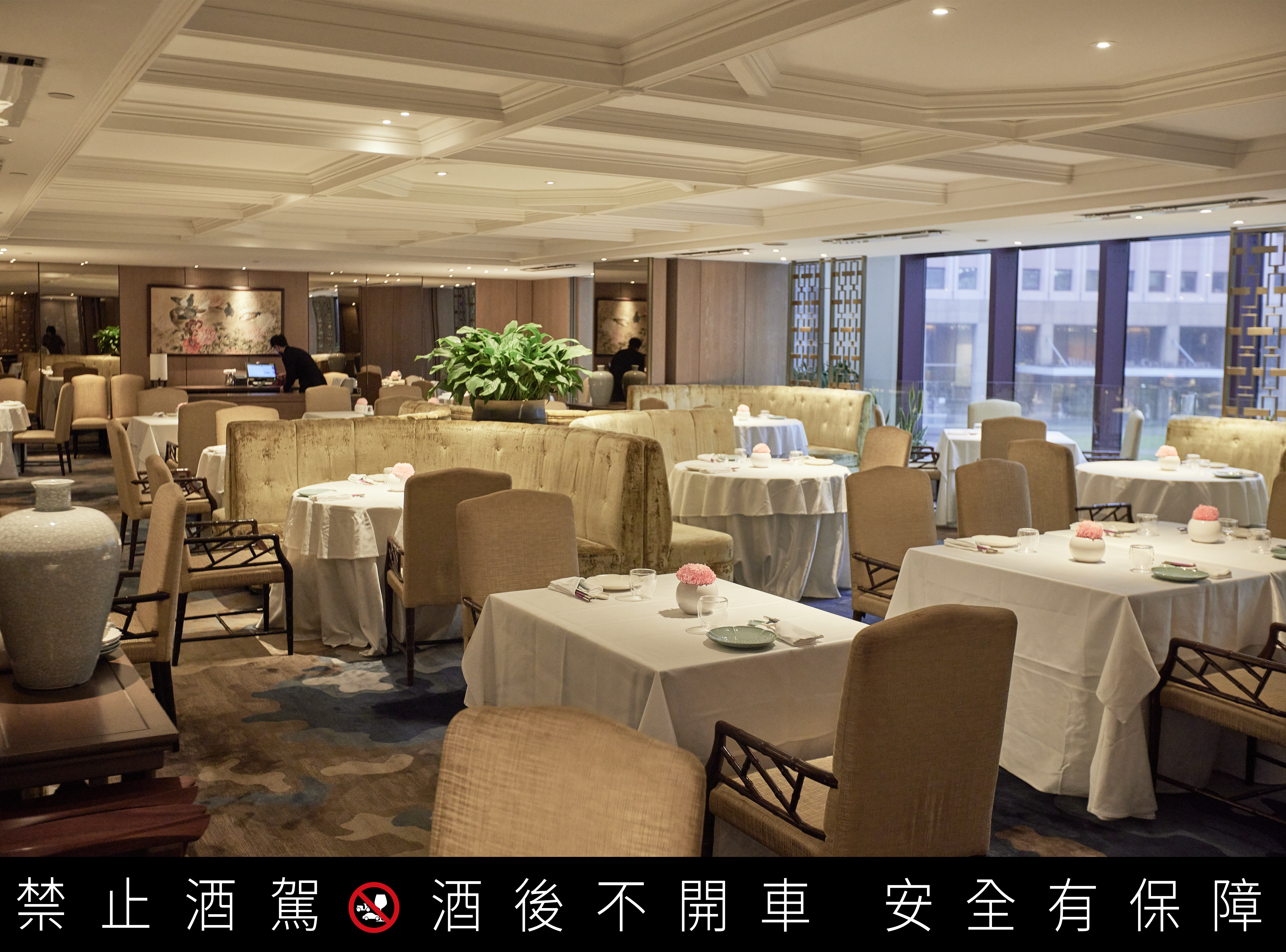 雲錦中餐廳位於台北君悅酒店二樓，以輝煌金、草芥綠、富貴紅三種東方色彩為基調，配合大片落地窗、鏡面、金色窗稜、雲朵圖騰地毯及大陸畫師手繪古典花鳥壁畫，打造富麗典雅、沉穩大器的用餐氛圍。
