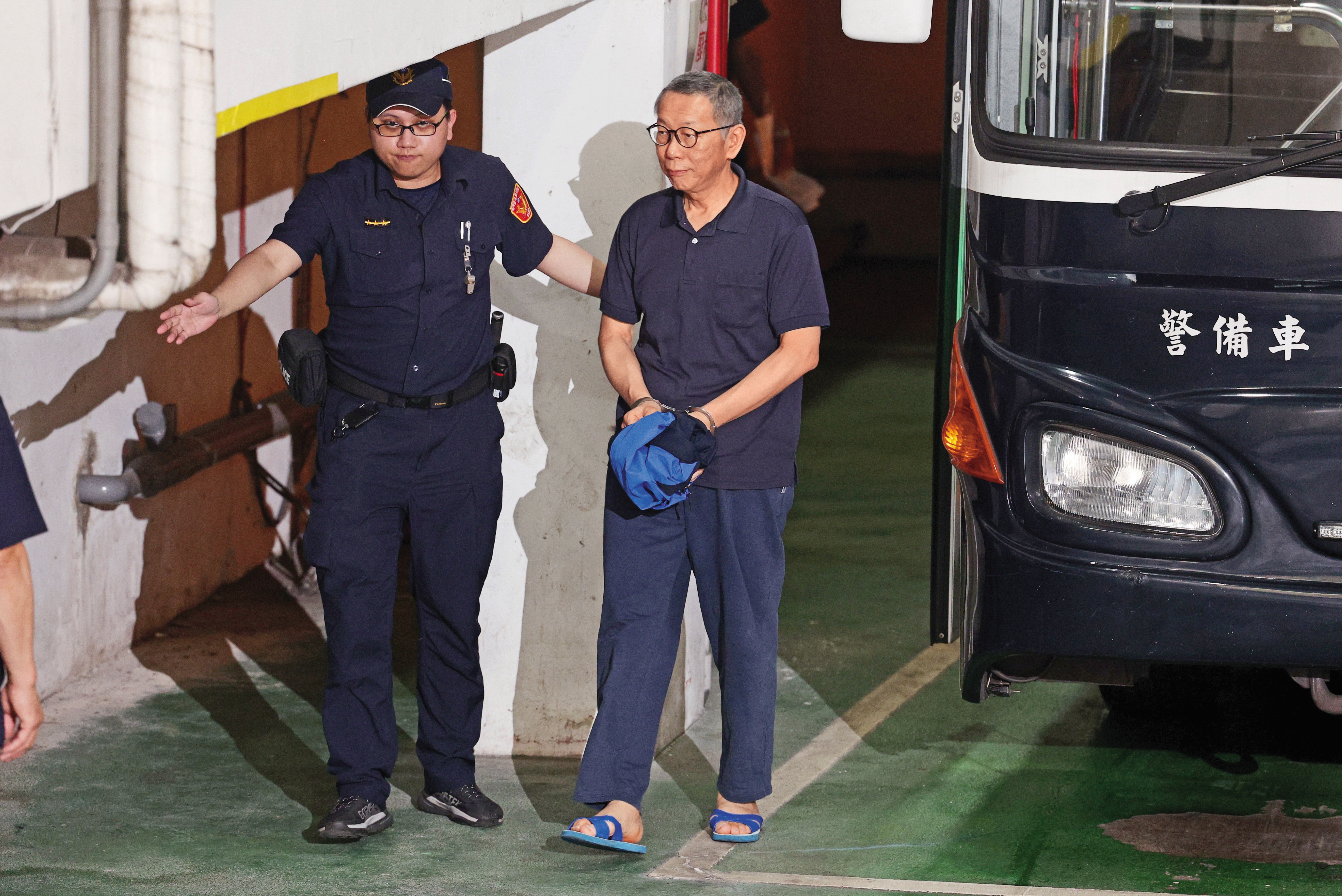 柯文哲親筆交辦京華城案及在市長室收現金等鐵證在法庭呈現後，柯營改以政治力及群眾運動施壓司法。（鏡報林煒凱）