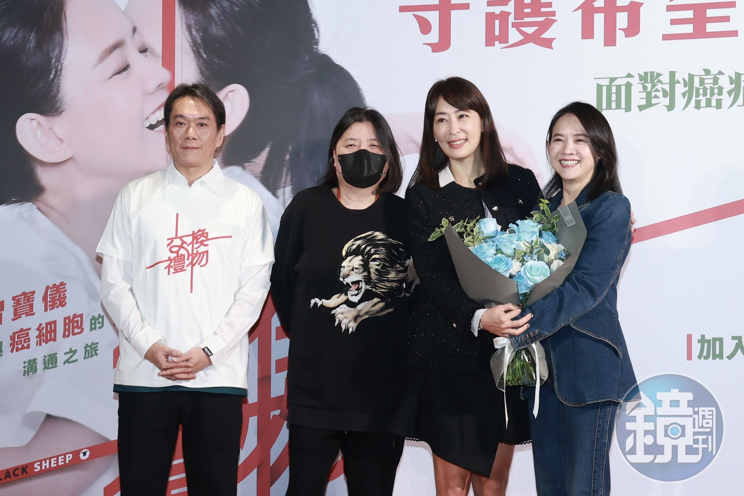 101董事長賈永婕趁空特別來獻花支持好友曾寶儀。