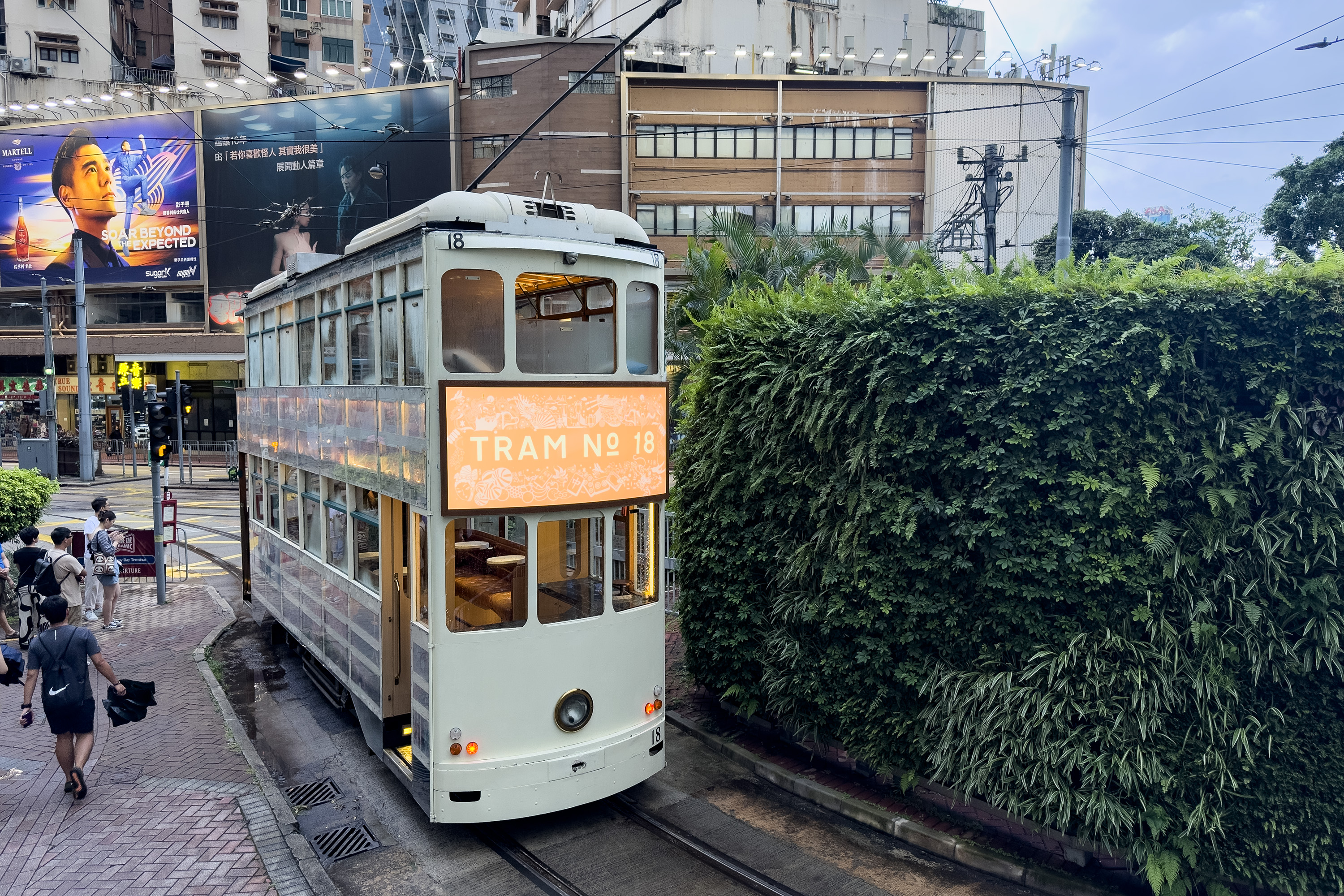 目前香港電車有4輛古董派對電車，可供各種活動包車使用，圖中為最新整修完成、唯一有冷氣的Tram No.18。