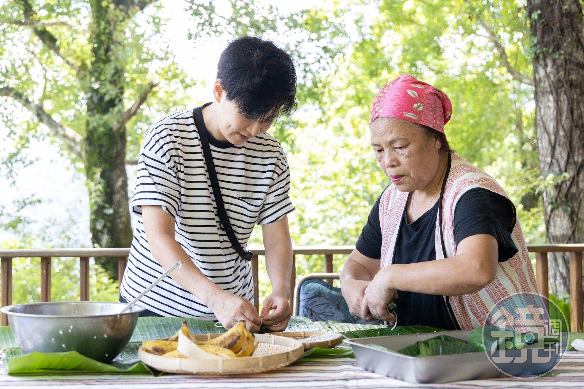 綁「香蕉飯」不能太緊，必須預留空間，讓糯米蒸煮時慢慢膨脹，才能保有Q彈口感。（150元／人）