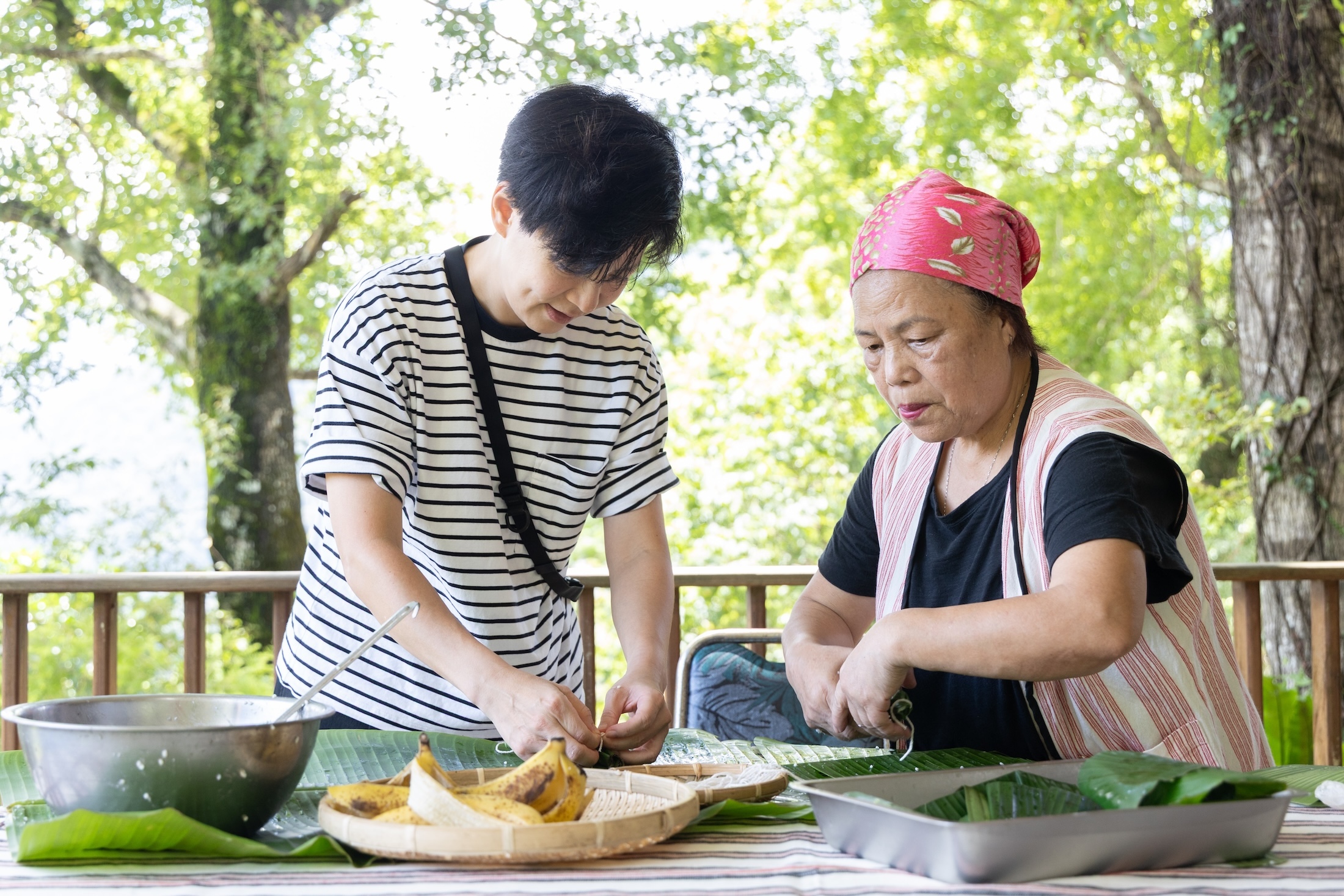 綁「香蕉飯」不能太緊,必須預留空間,讓糯米蒸煮時慢慢膨脹,才能保有Q彈口感。(150元/人)