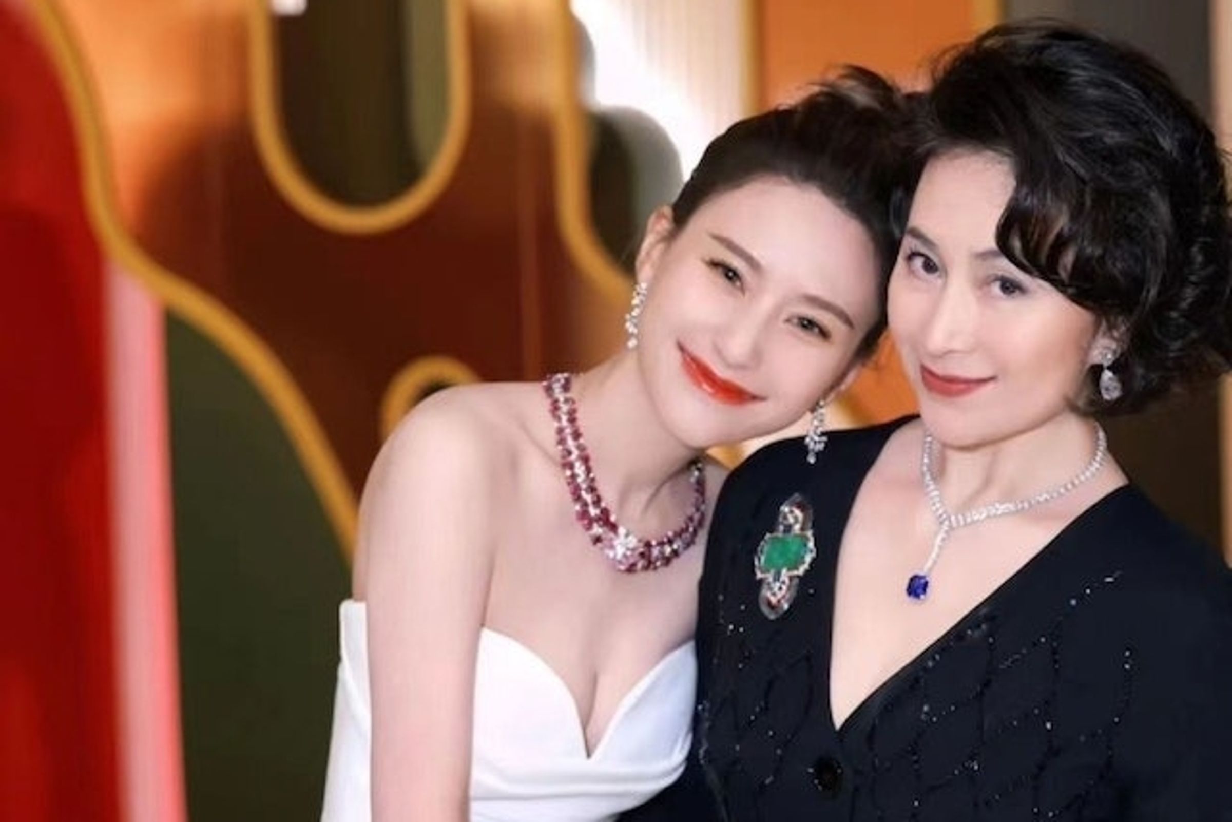 已故澳門賭王何鴻燊的二房長女「賭后」何超瓊(右)身上的一只舊包,意外掀起網路熱議。(翻攝自小紅書)