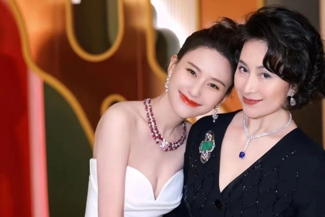 已故澳門賭王何鴻燊的二房長女「賭后」何超瓊（右）身上的一只舊包，意外掀起網路熱議。（翻攝自小紅書）