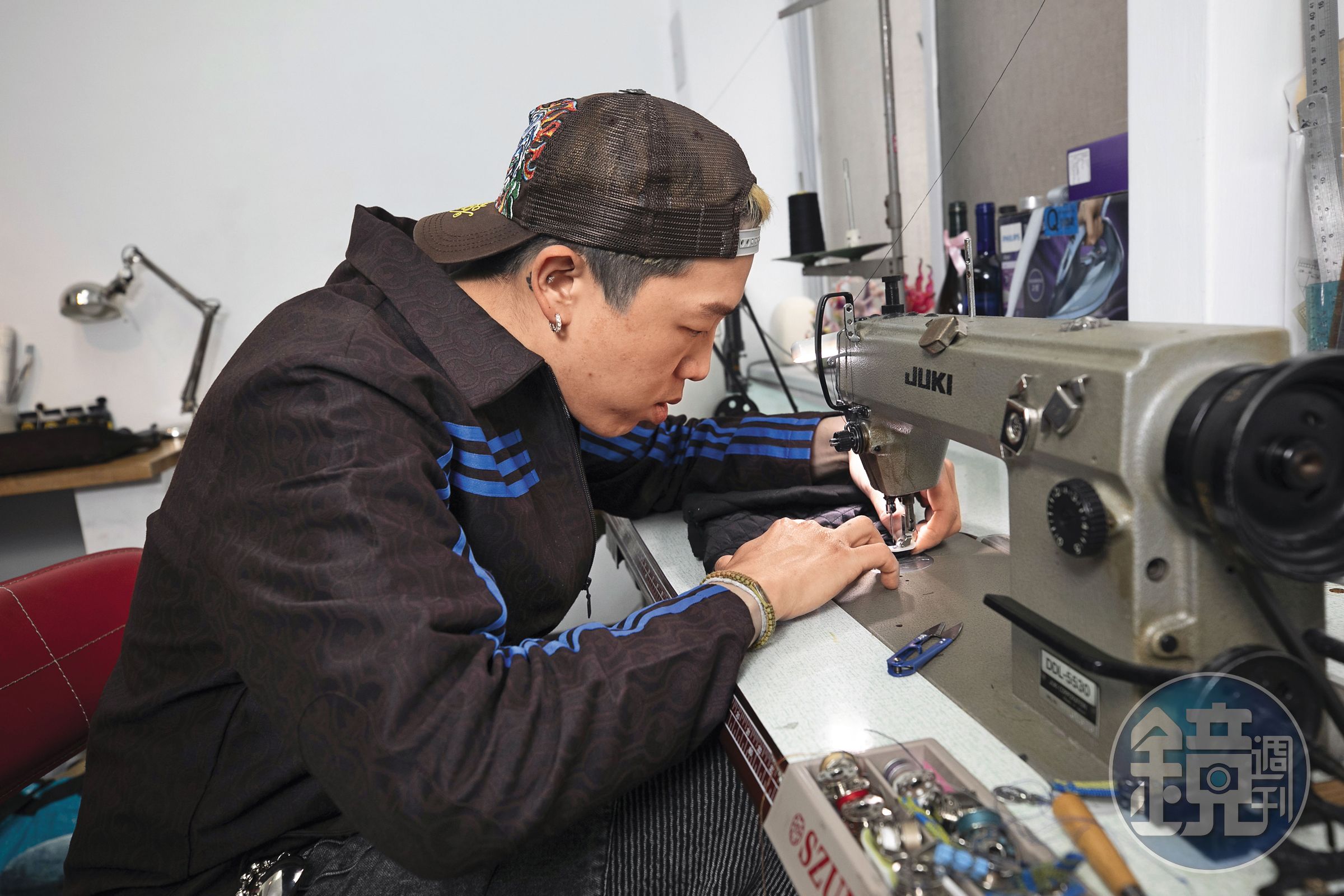 馬毅原為服裝設計師,他說縫紉等製作服裝的邏輯,可微調套用在包包上。
