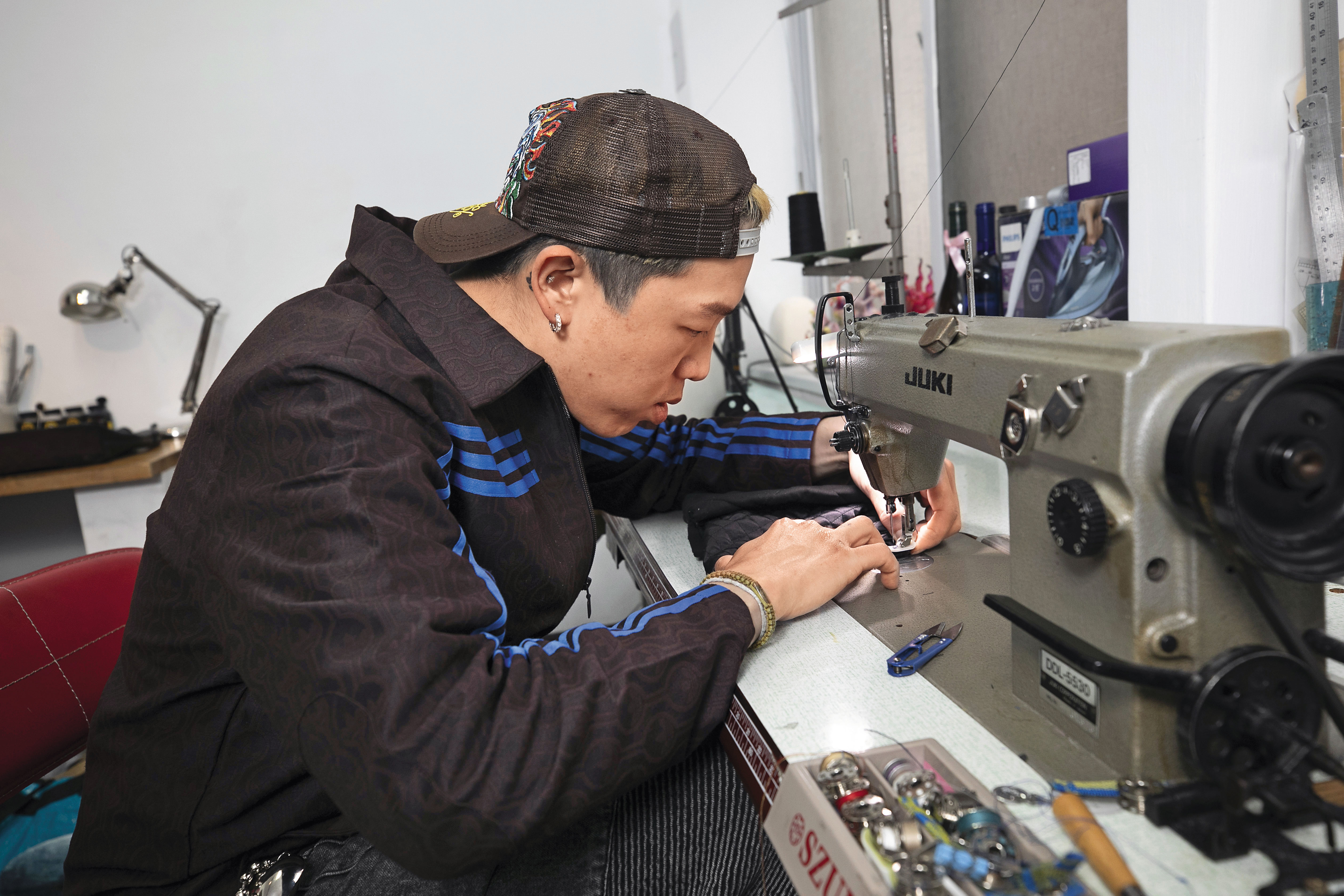 馬毅原為服裝設計師，他說縫紉等製作服裝的邏輯，可微調套用在包包上。