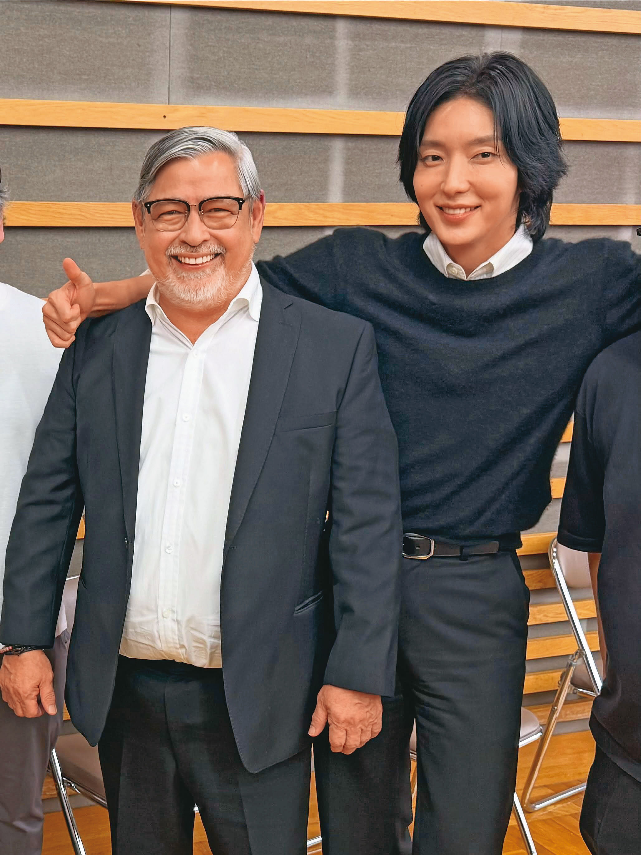 菲律賓資深演員喬爾托雷(左)在日本首映會上與李準基(右)相見歡,興奮合影留念。(翻攝自喬爾托雷IG)