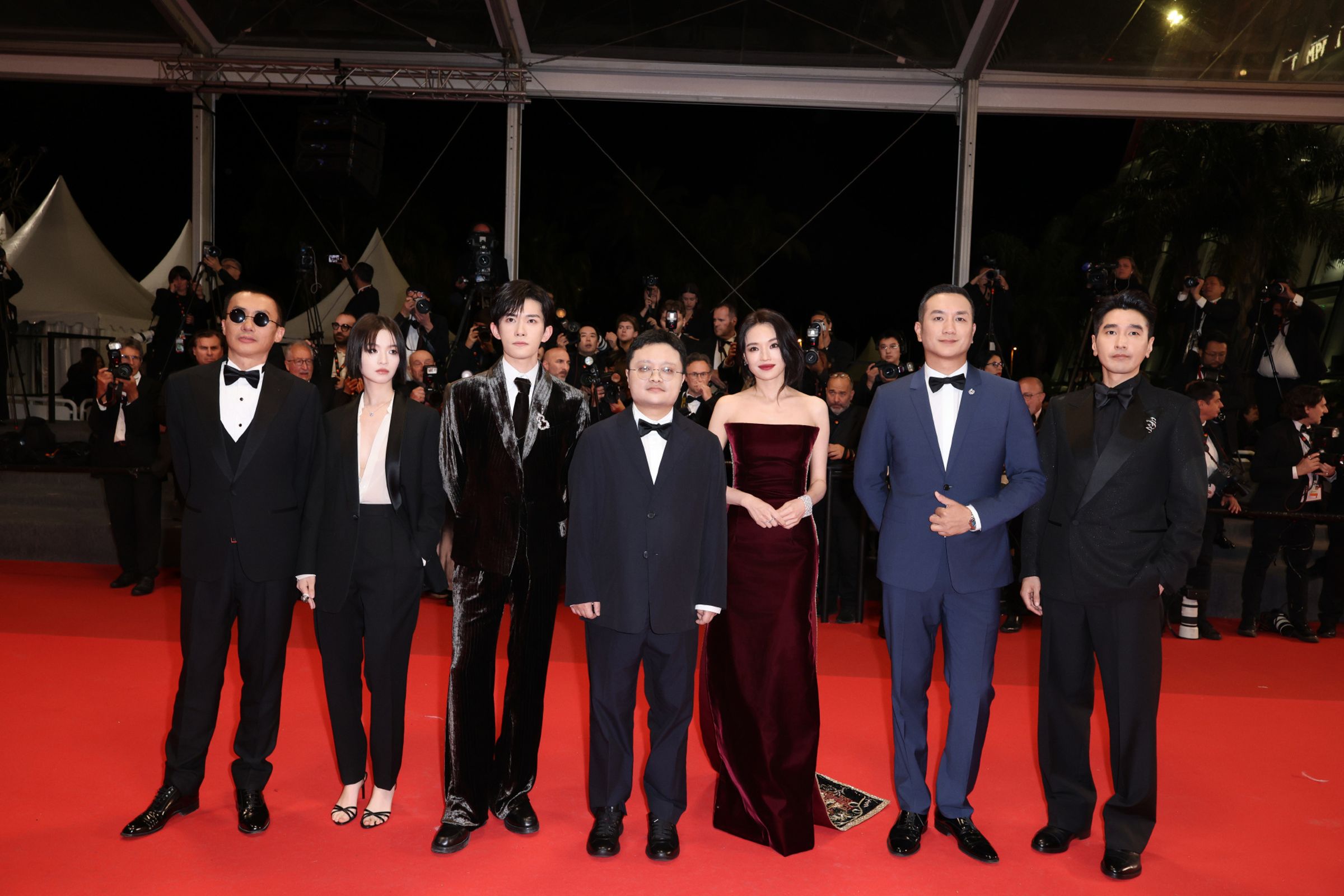 導演畢贛率演員舒淇、易烊千璽、黃覺、趙又廷、李庚希等人出席電影《狂野時代》坎城首映。