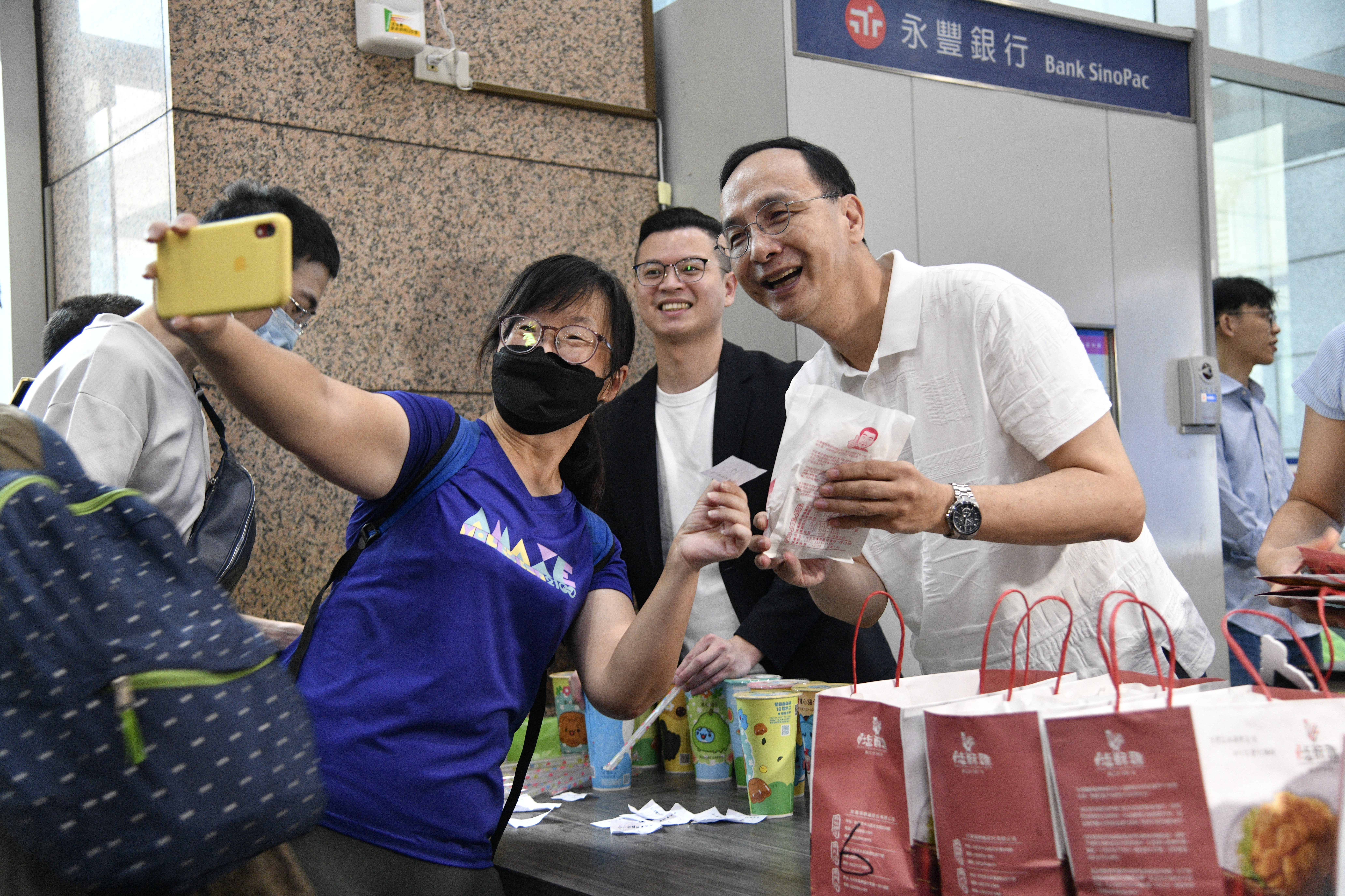 國民黨主席朱立倫發200份雞排慶祝麟洋配奪金牌。