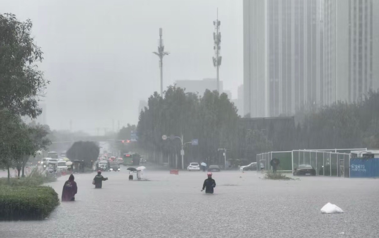 中國鄭州暴雨緊急宣布停班停課。(翻攝自微博)